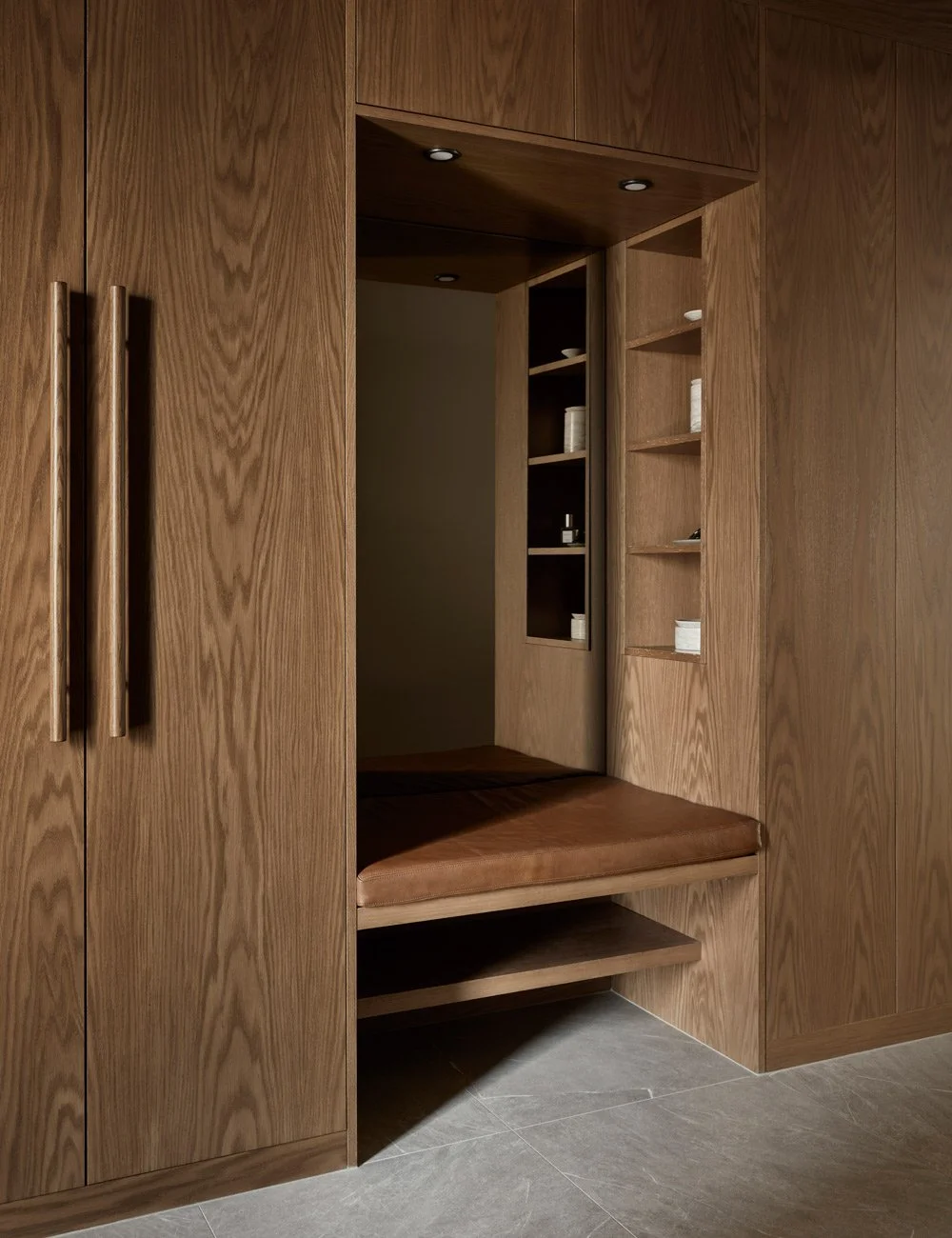 Indbygget opbevaring i entré med snedkerlavede garderober i egetræ