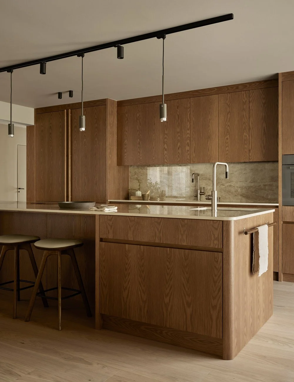 Snedkerlavet egetræskøkken med minimalistisk design