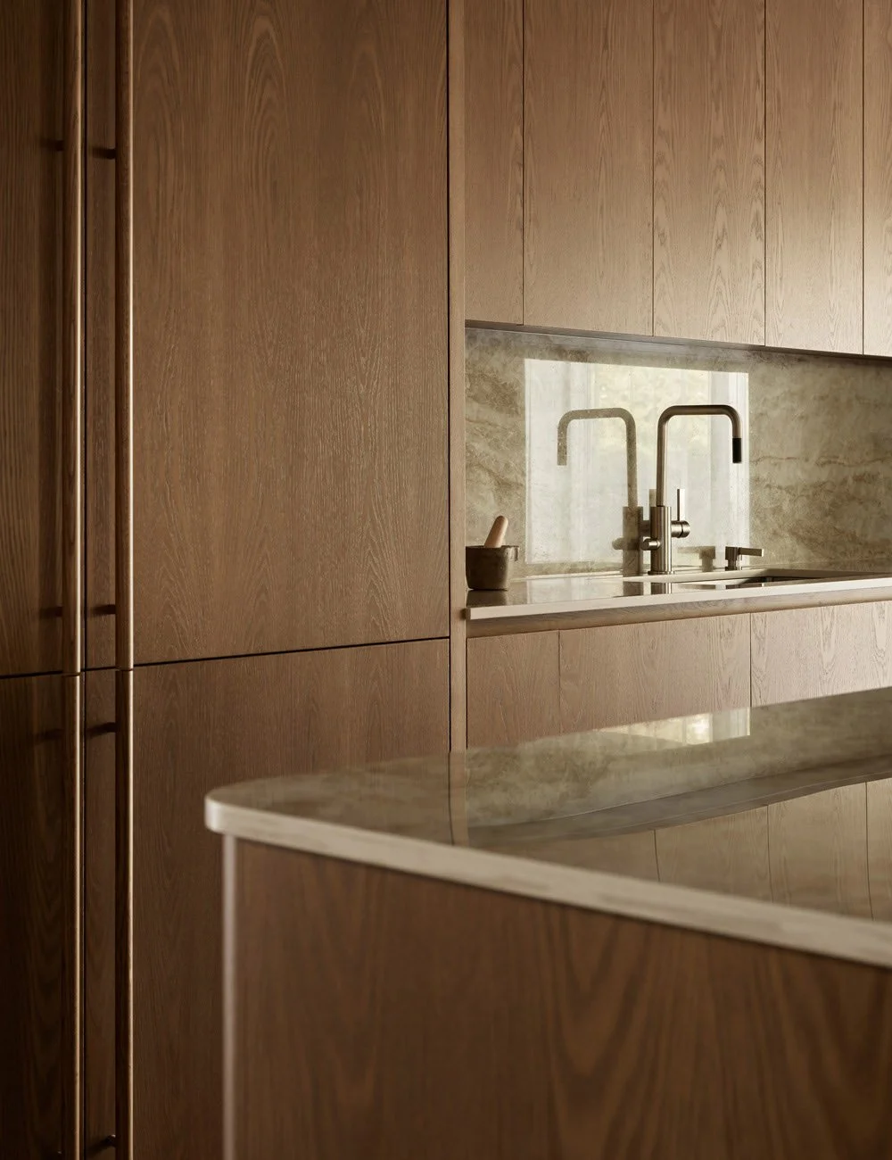 Egetræskøkken med stor køkkenø i moderne villa