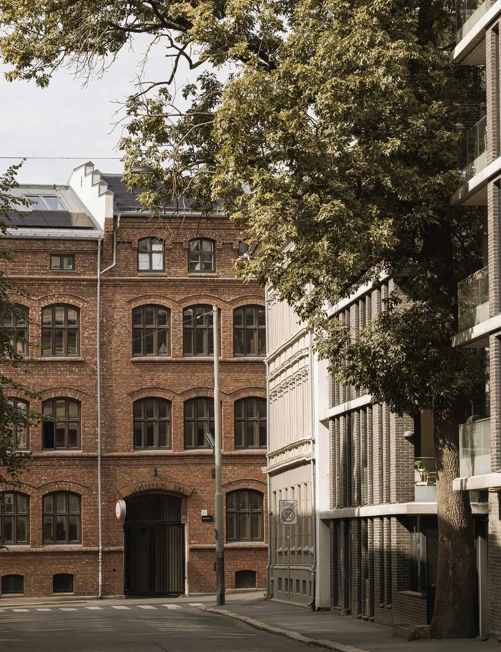 Grünerløkka i Oslo er kendetegnet ved en blanding af smukke ejendomme fra århundredskiftet og moderne boligarkitektur.