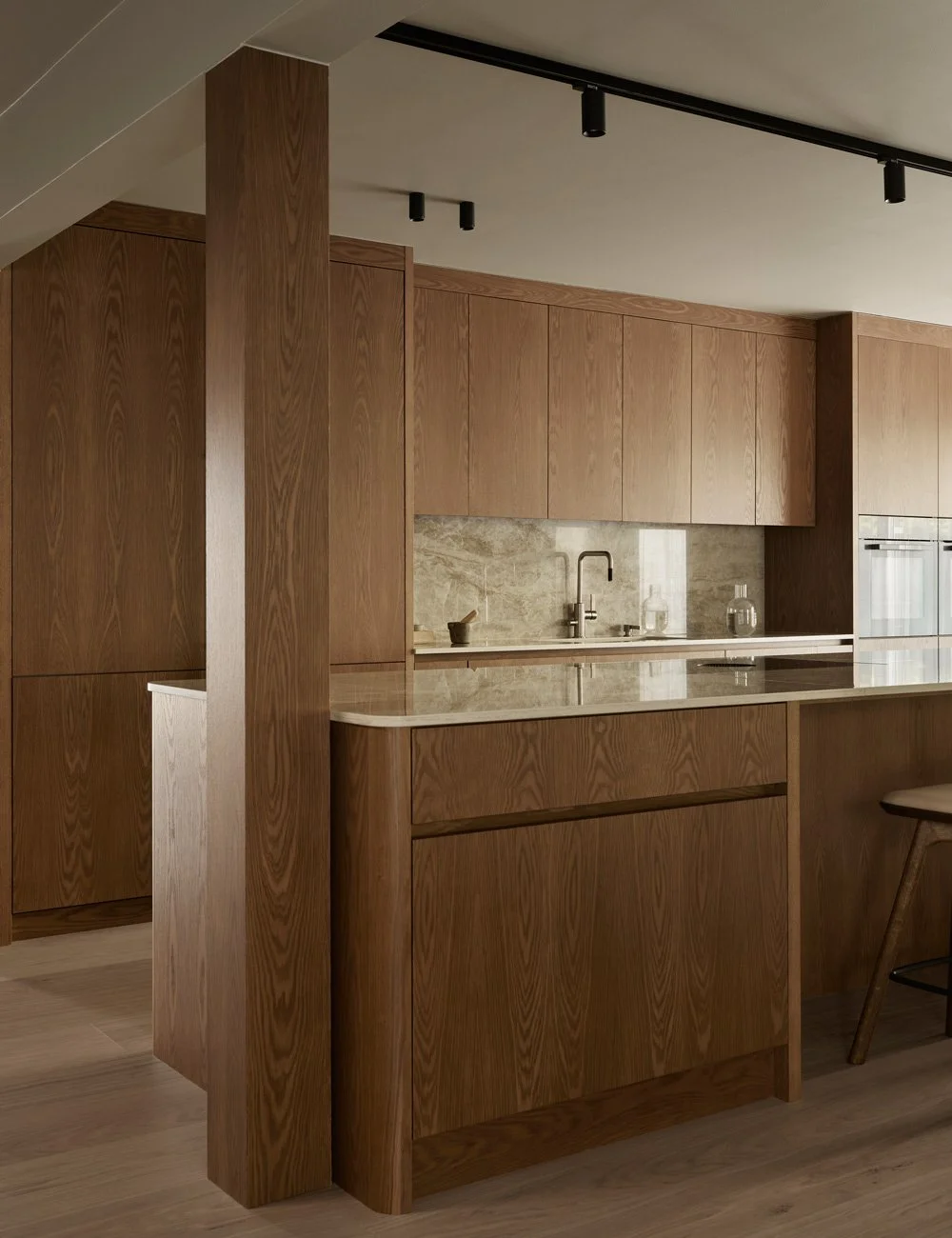 Egetræskøkken med bordplade i Dekton Taga