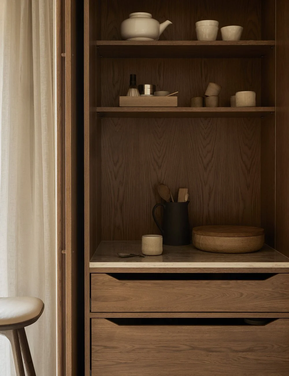 Integreret kaffehjørne i egetræ med skjult opbevaring