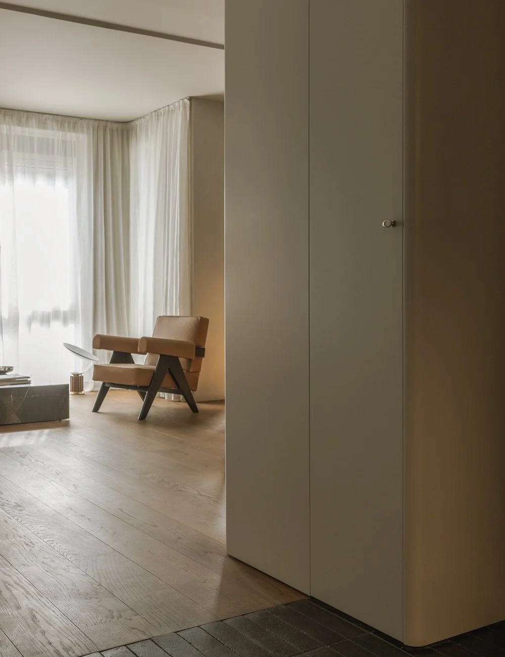 Hvid, skræddersyet opbevaring fra gulv til loft i entréen, malet i den bløde hvide nuance Soft Cotton.