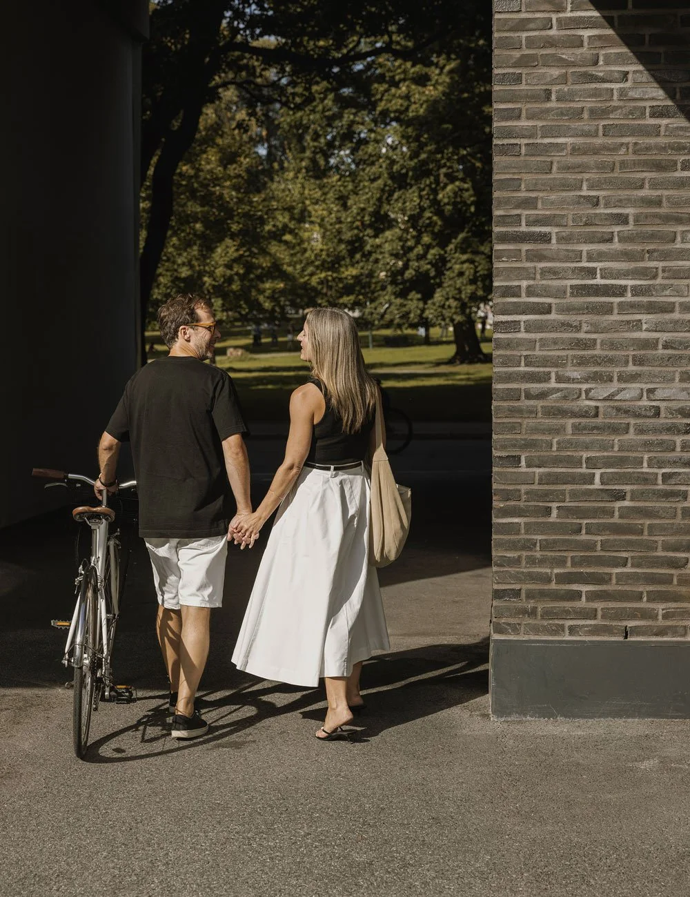 Fotograf Elisabeth Heier sammen med sin partner Pedro uden for deres lejlighed på Grünerløkka i Oslo.
