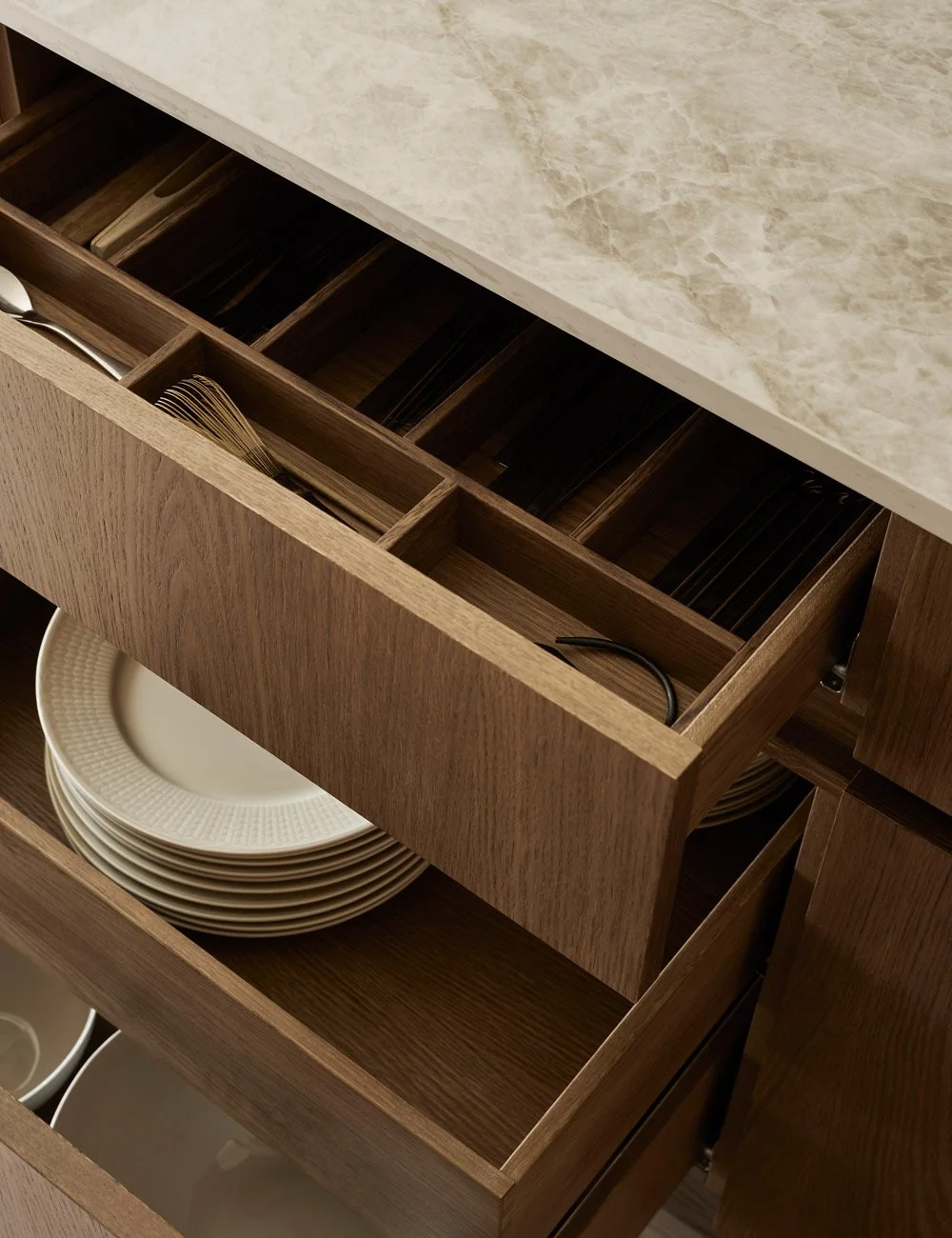 Egetræskøkken med slette køkkenlåger