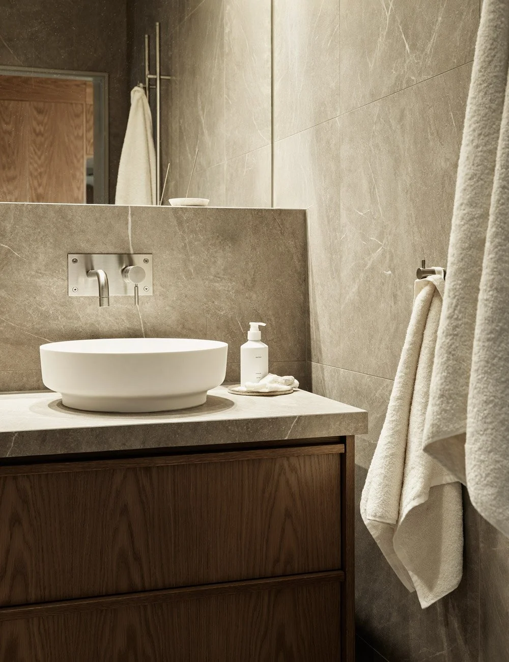 Badeværelsesmøbel i egetræ