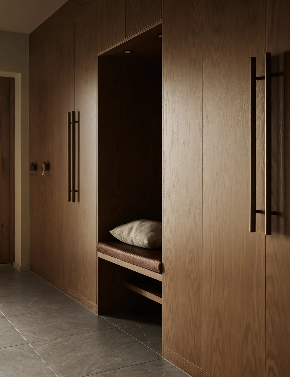 Snedkerlavede garderober i egetræ i moderne villa