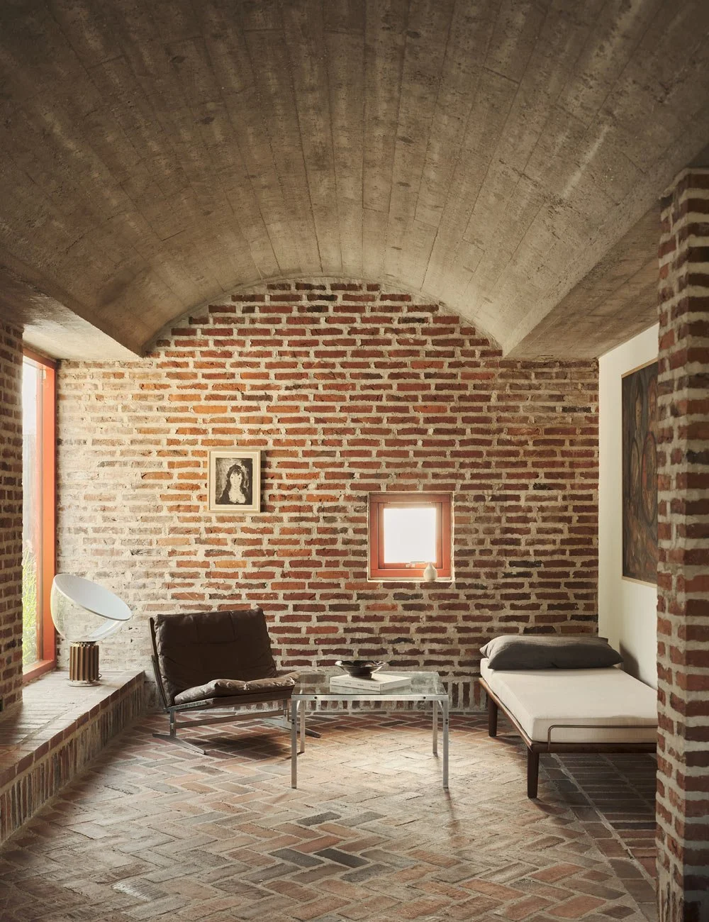Hvælvet betonloft i et modernistisk arkitekttegnet hus.