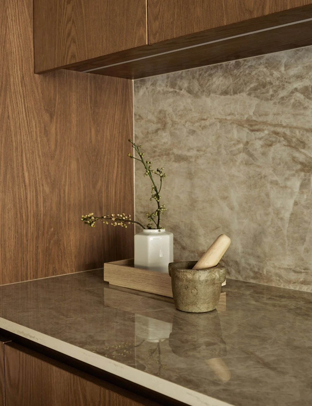 Egetræskøkken med Dekton Taga bordplade i moderne hjem