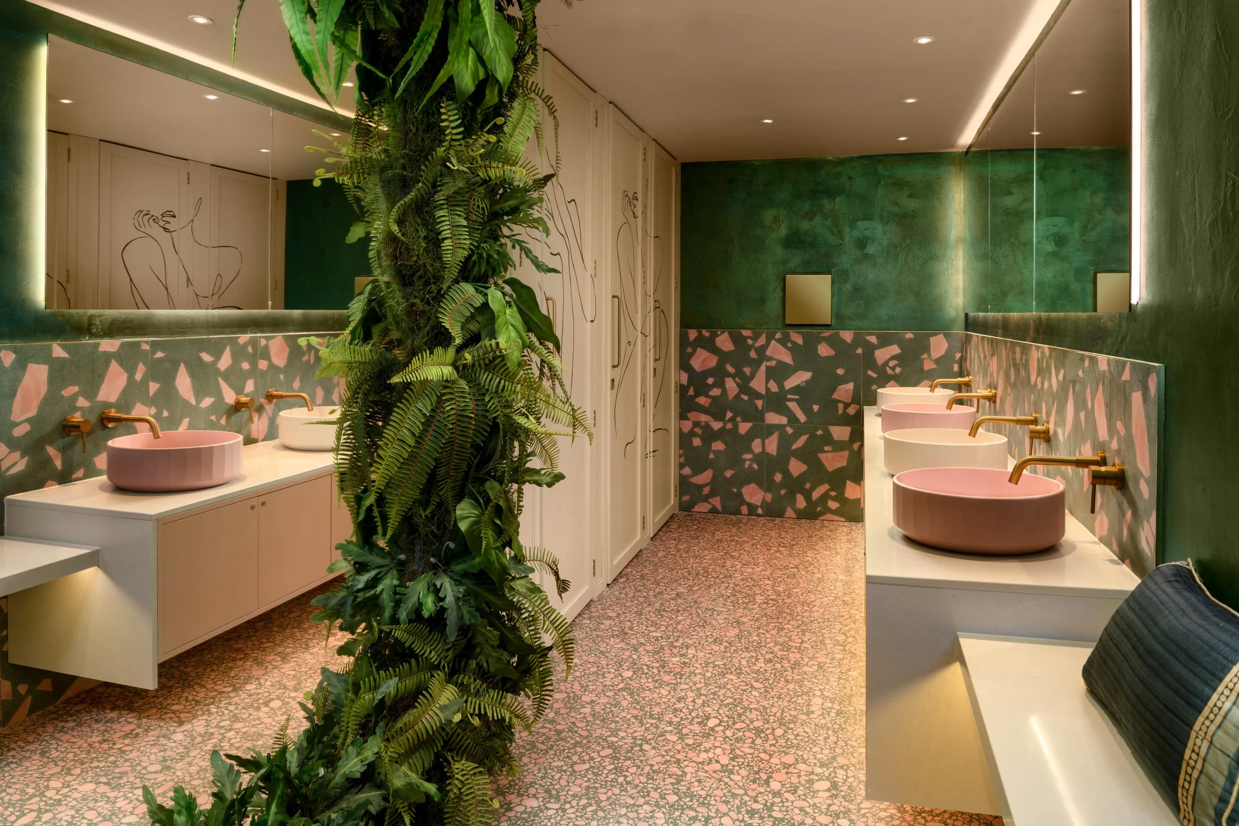 Web Ladies WC 1 © ZACandZAC.jpg