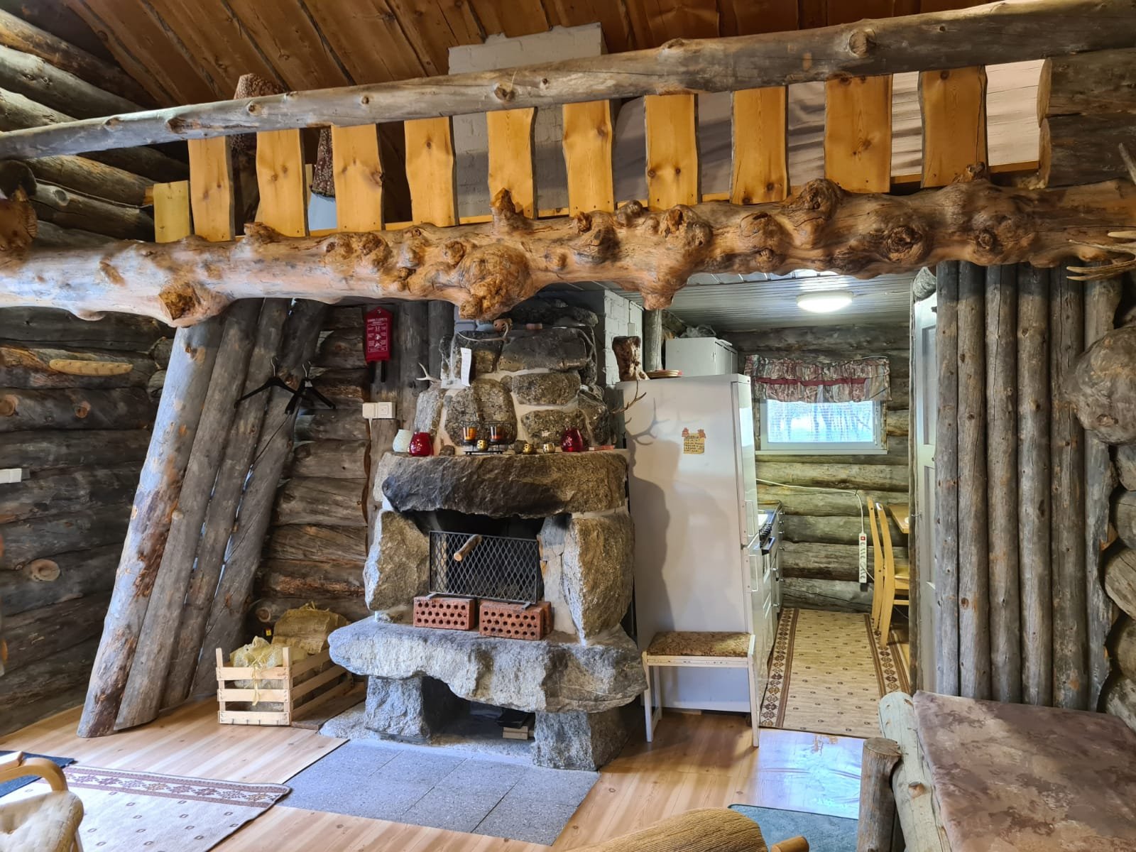 villa-lavijoki-fireplace-and-kitchen (Copy)