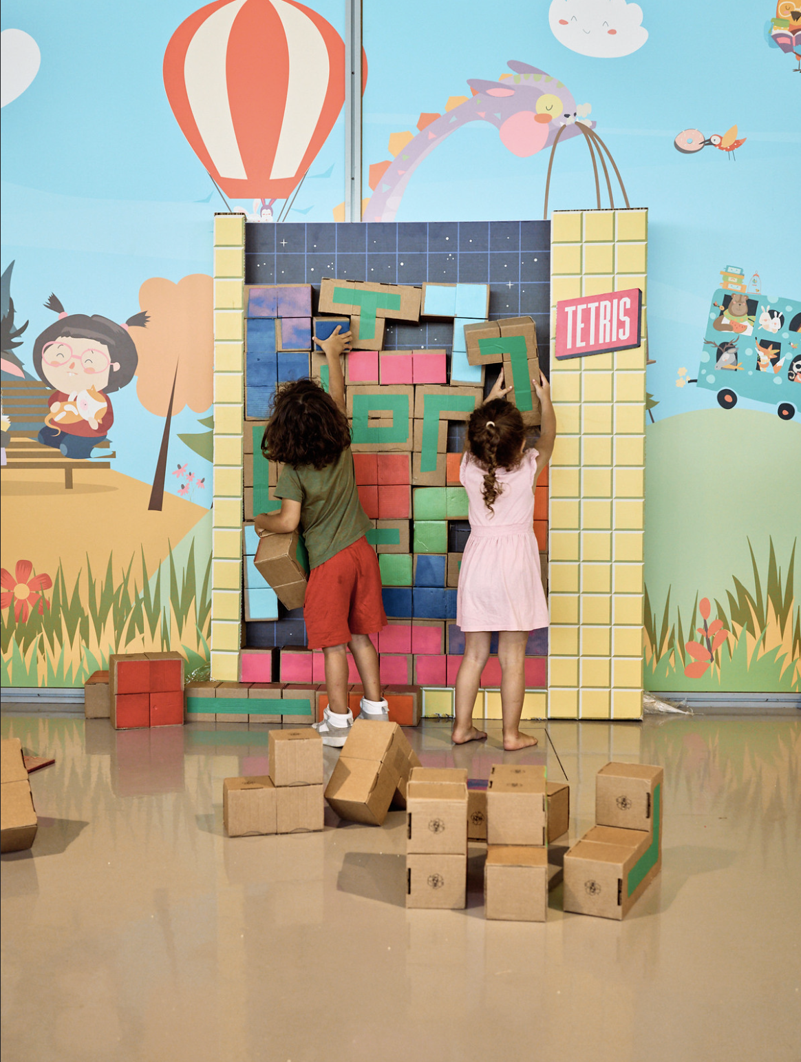 éducation au numérique : enfant jouant au Tetris avec un jeu de construction