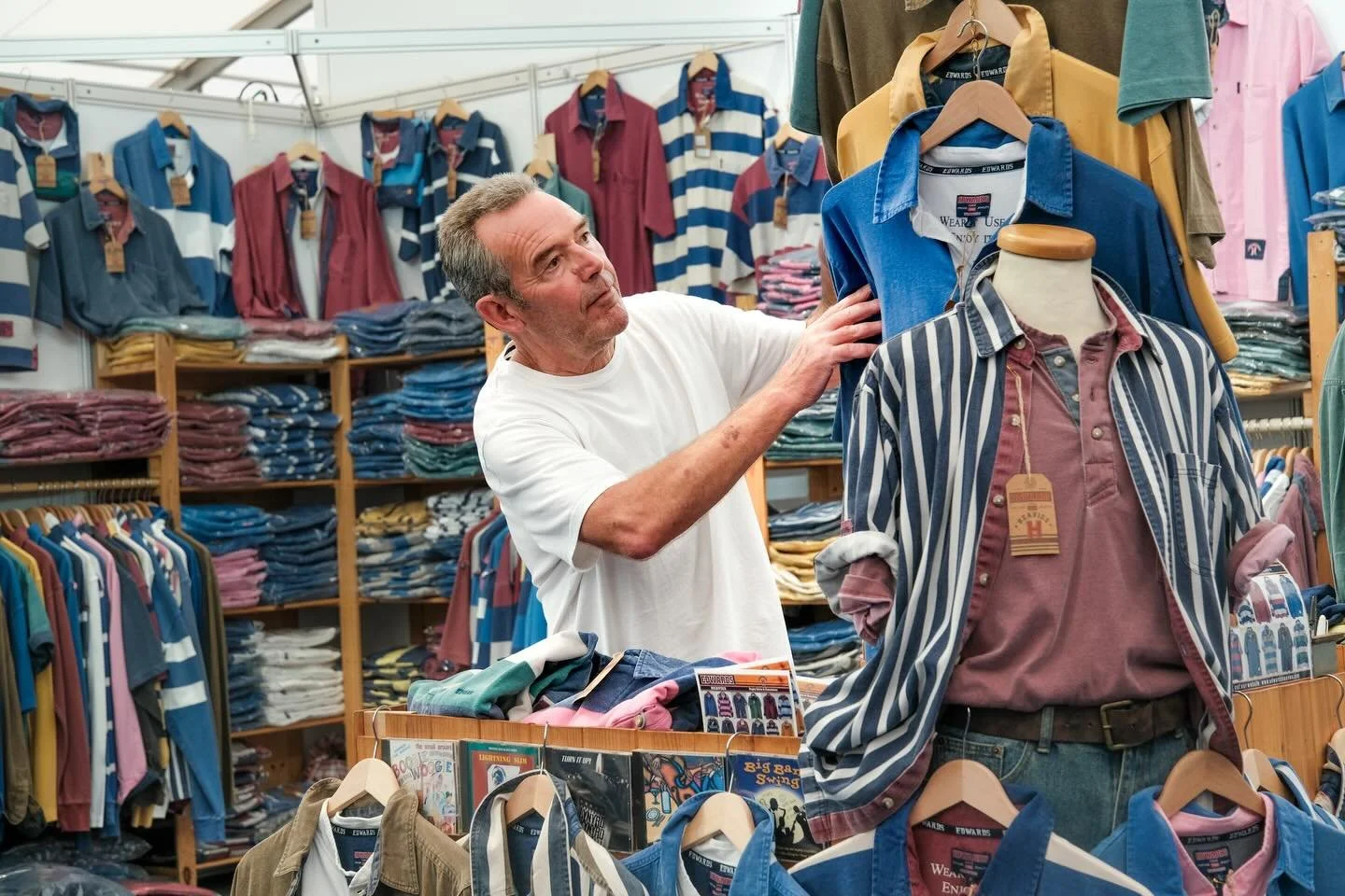 Throwback to Southampton Boatshow 2025.

Taking a break from the glamour and boats of the show, Contemporary Artist, Robin Mullen and Fashion Brand founder Edward Heavies run their stalls in the main exhibition area.

Shot for @sotonboatshow and @sol
