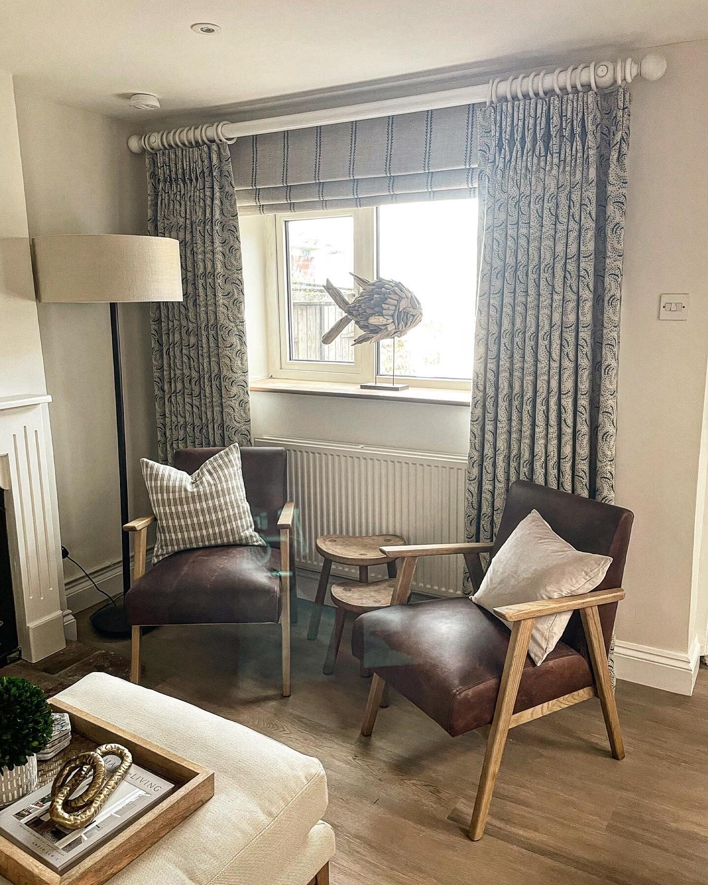 A stunning, sturdy pole with no need for a centre bracket. Curtains and roman blinds in @zoeglencross fabrics. Perfect for this timeless coastal cottage.