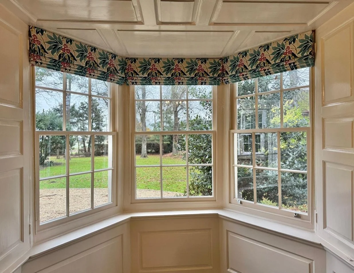 Lovely bit of @ninacampbellltd @osborneandlittle on this bay window and door curtain. Ceiling top fixed track by @silentglissltd