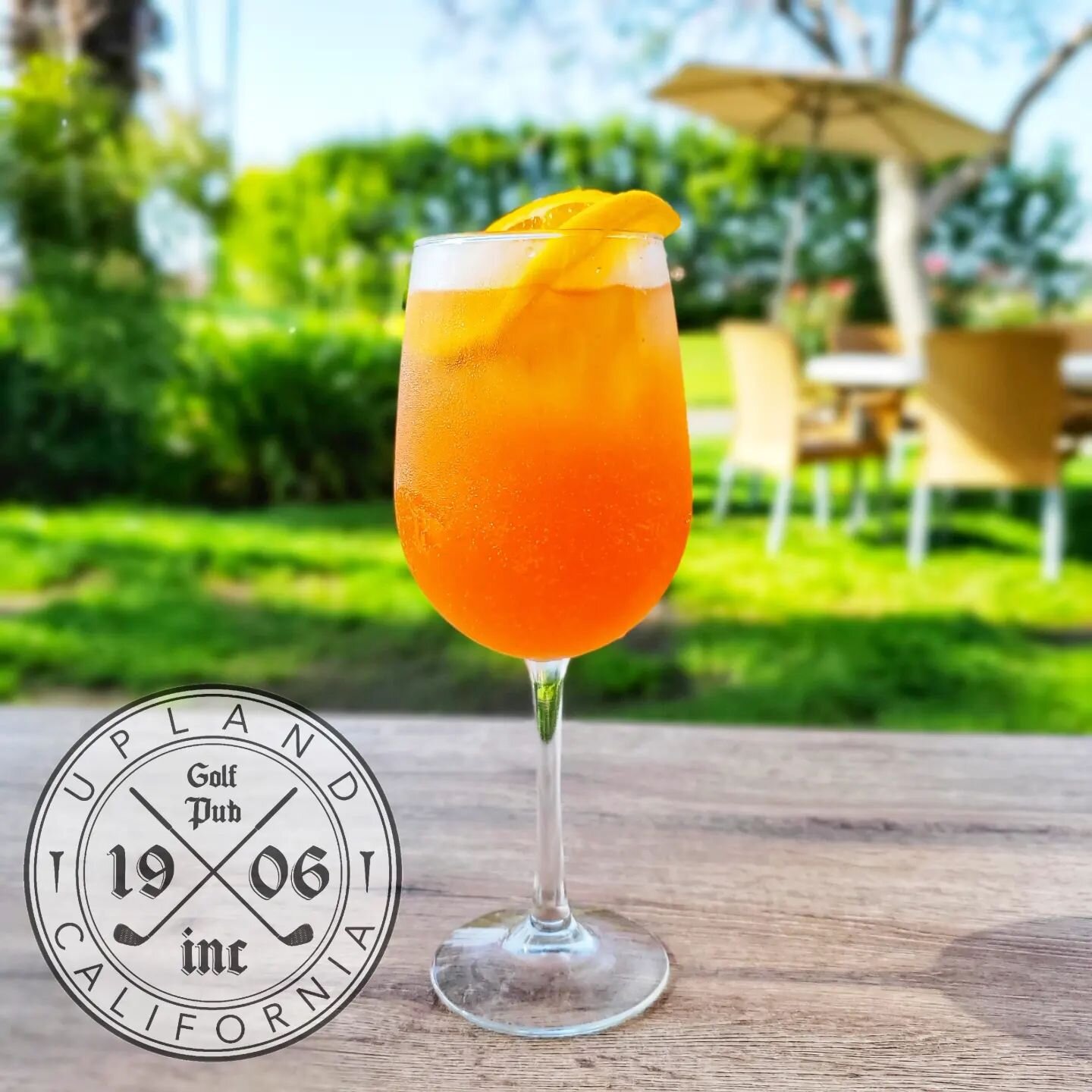 ☀️ It's the perfect weather for enjoying a gorgeous, refreshing cocktail, so why not try out our watermelon aperol spritz! 🍹
&bull;
&bull;
&bull;
A mix of vodka, champagne, aperol, watermelon juice, and orange juice on ice, garnished with an orange 