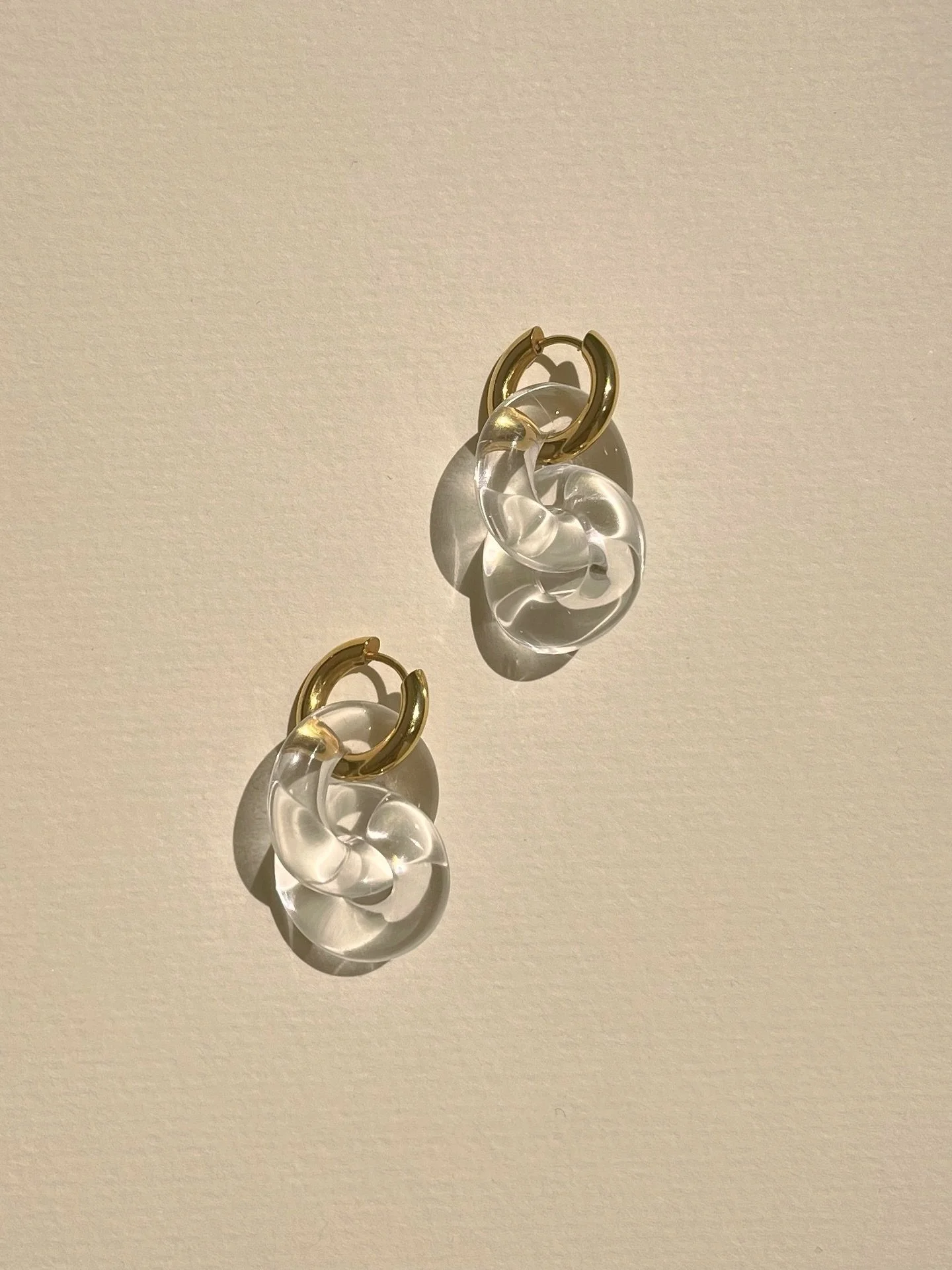 Nous sommes tr&egrave;s touch&eacute;es par l&rsquo;accueil r&eacute;serv&eacute; &agrave; nos boucles d&rsquo;oreilles ~ certains mod&egrave;les sont d&eacute;j&agrave; en rupture de stock 🕊️

C&rsquo;est pourquoi nous ouvrons une pr&eacute;-comman