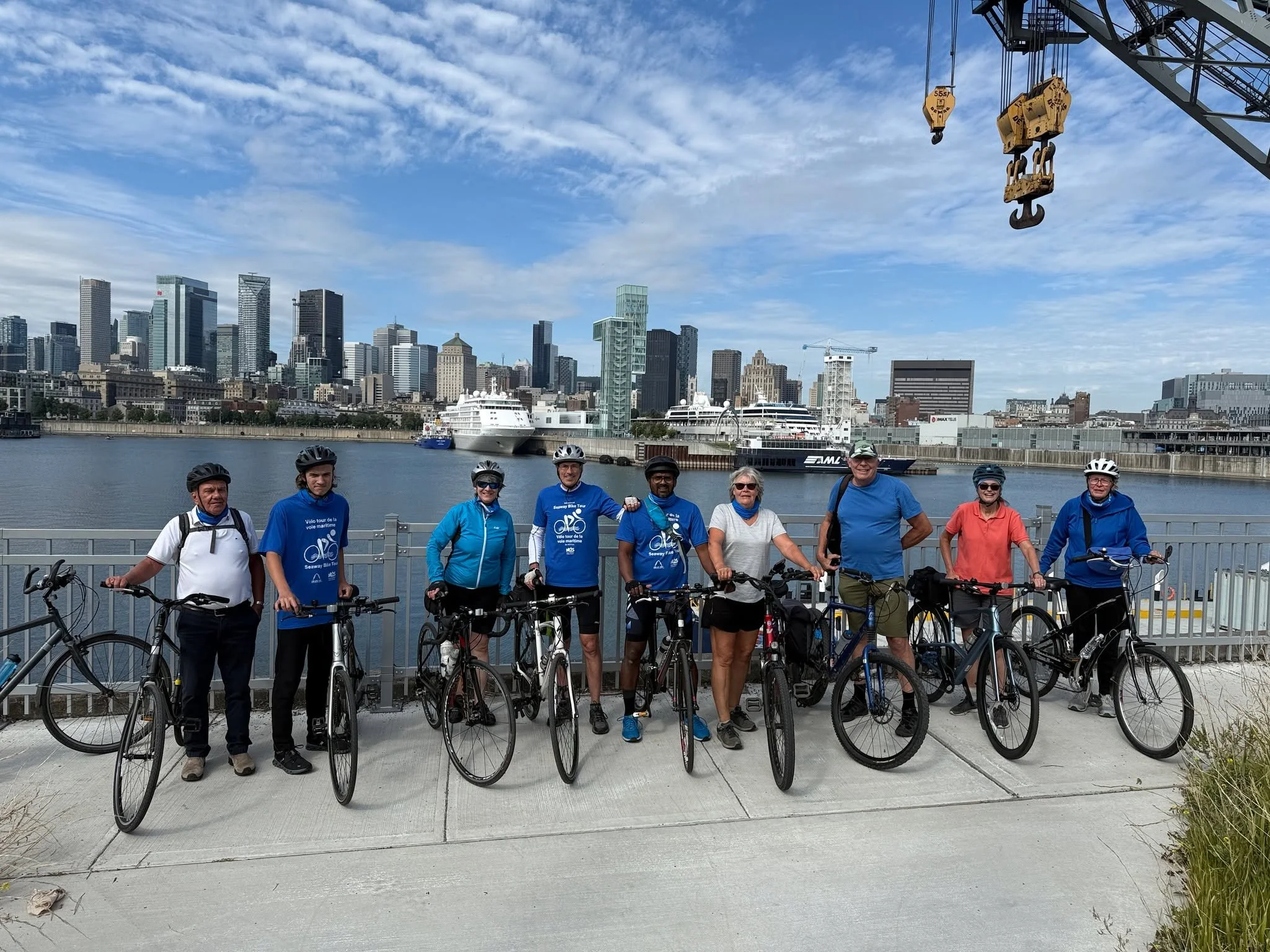 Merci à tous ceux qui ont participé, fait des dons, prié et soutenu la 6e édition de la collecte de fonds annuelle Vélo tour de la voie maritime . 
Nous avons accueilli 46 cyclistes en personne et nous sommes reconnaissants que tout le monde soit resté en sécurité et se soit amusé. Les guêtres de cou ont été un succès et nous avons aimé un