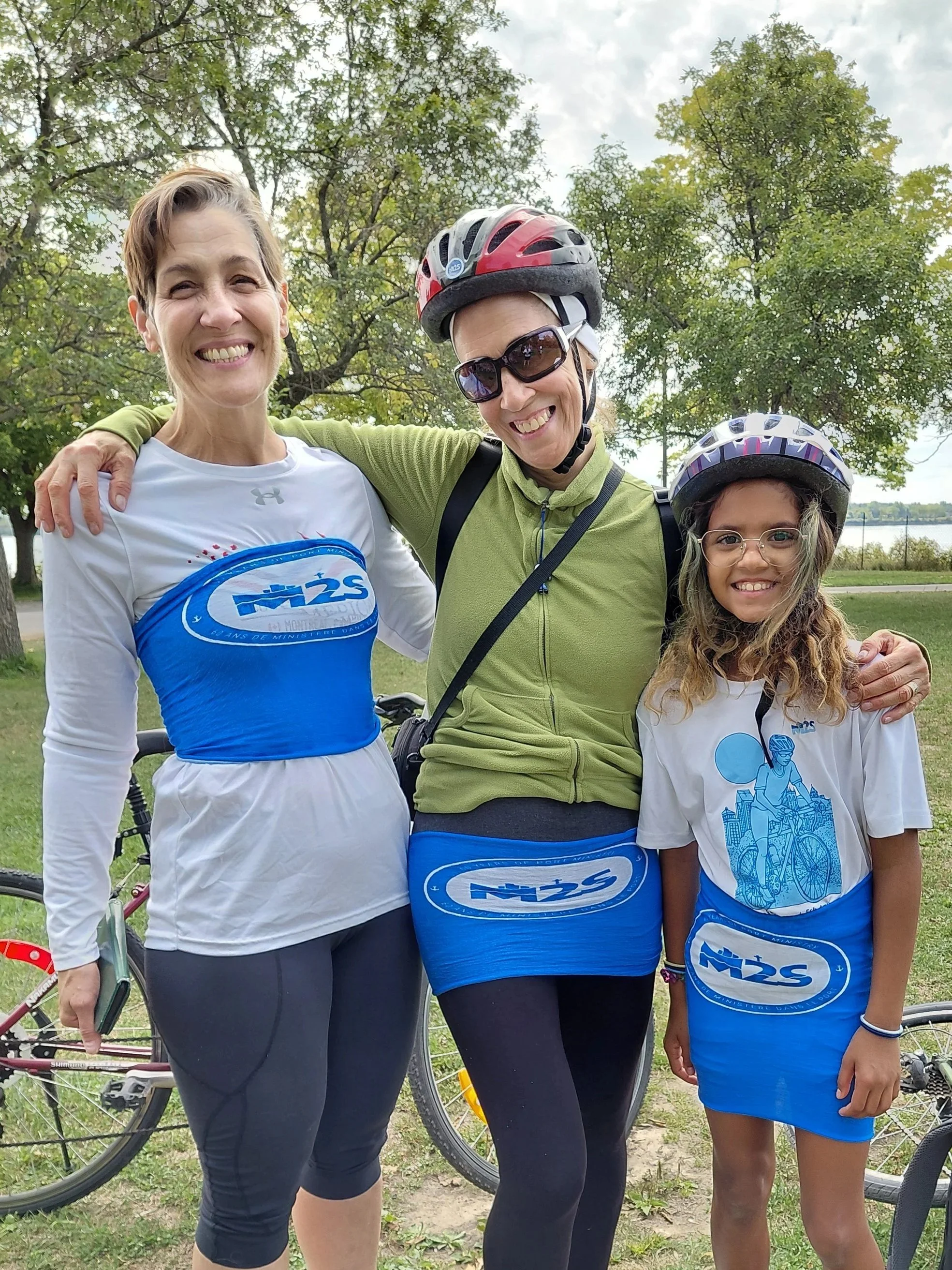 trois femmes portant des cache-cou M2S