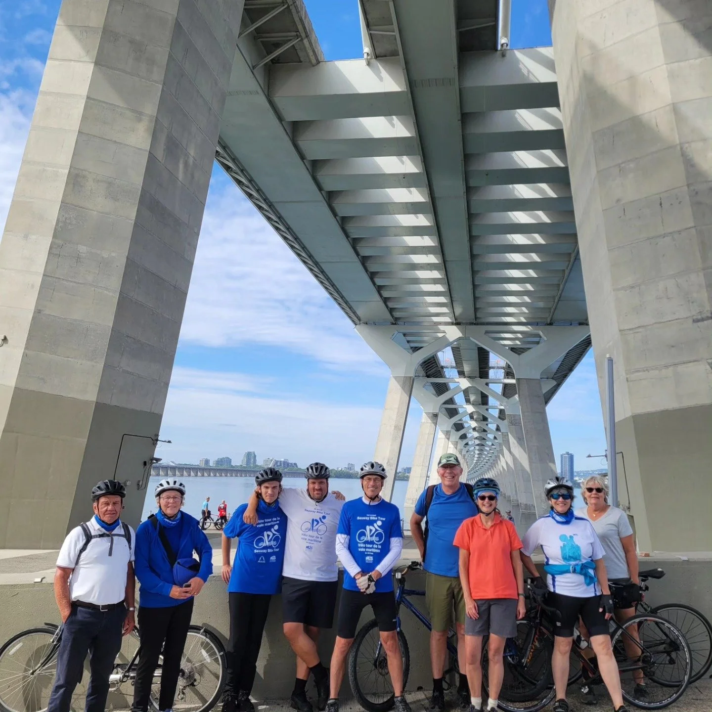 Cycliste au terminal à conteneurs