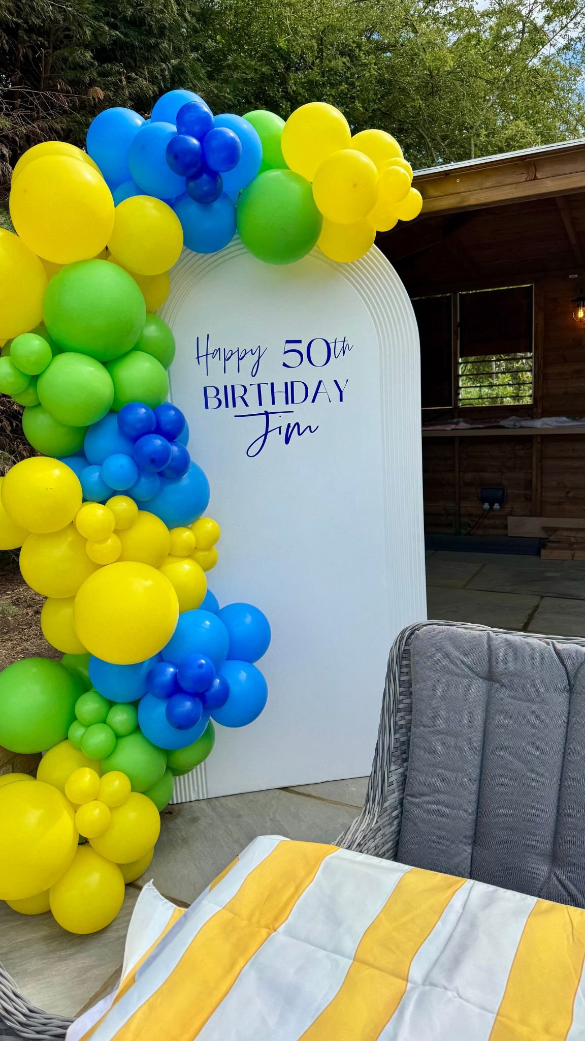 Ripple arch backdrop and balloons Hertfordshire