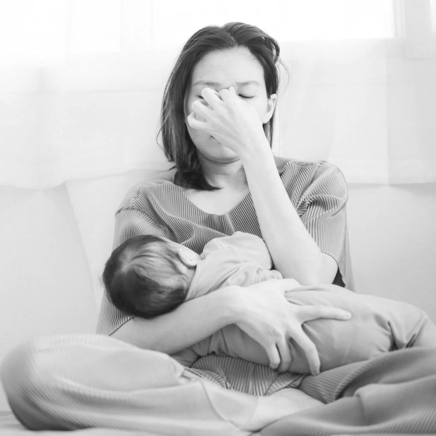 Night nurse and doula supporting postpartum recovery in Southern California