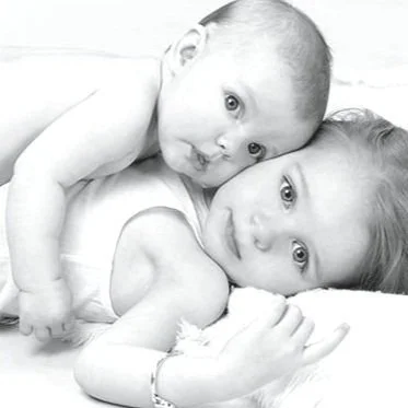 Night nurse and doula helping older siblings adjust in Southern California