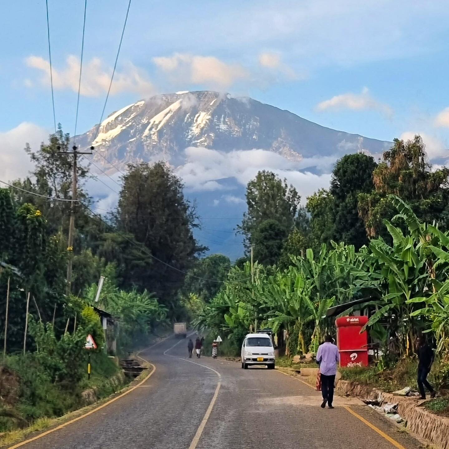 Our goal on the horizon - Kilimanjaro 5895m. #thelastrideproject 

#highaltitudemountaineering #alpinism #trekking #mountainexpedition #alpinetouring #sevensummits #uhurupeak #mountainclimbing #extremeadventure #africa #mountaineeringlife #skimountai