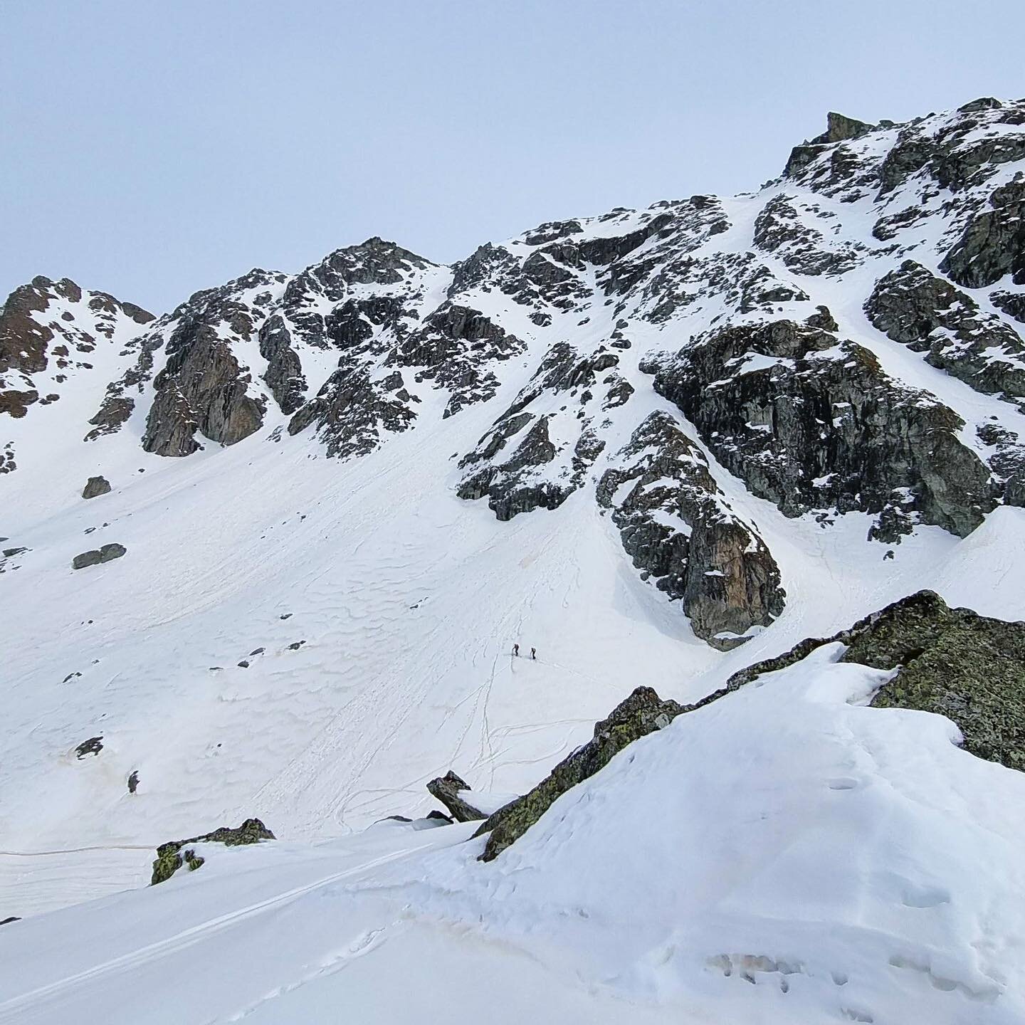 Can you spot @williamrbtucker and @edsalisbury? They are on the way to ski and fly one of the couloirs. @jon_moy got a perfect drone shot of it 👌 #TheLastRideProject

#remoteplaces #swissalps #hiketoski #earnyourturns #enjoythemountains #climbingmou