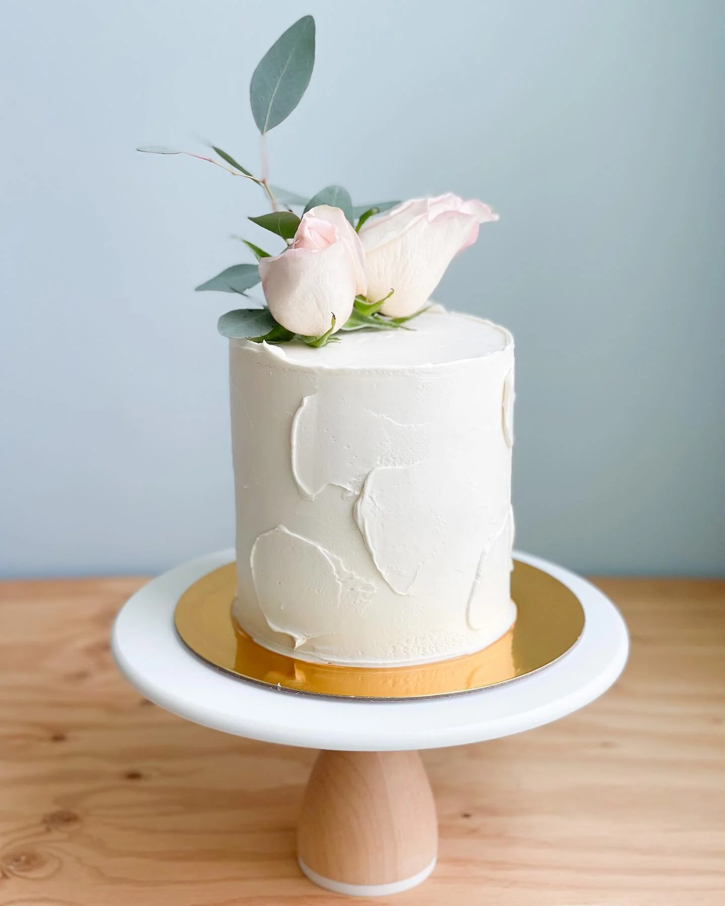 Plain old vanilla sponges for this simple and elegant smash cake. Sweetness 💕