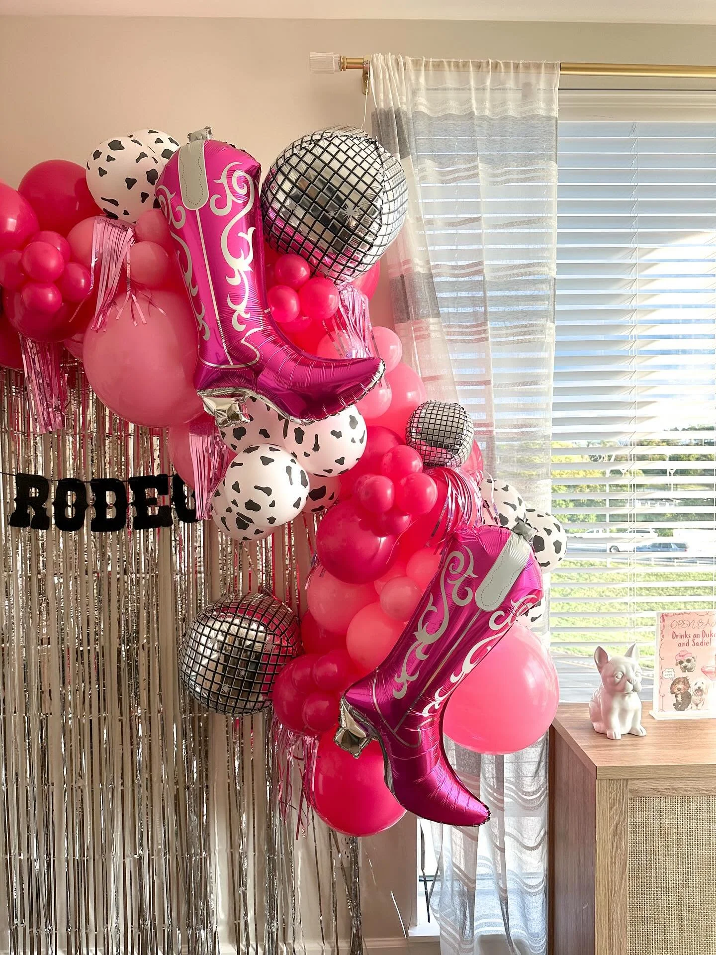 Have a small space? No problem!! We have options for all spaces!!

Inquire today!
.
.
.
.
.
#bachweekend #bachballoons #bacheloretteballoons #nashbash #partyballoons #onestoppopdesigns #eventballoons #luxuryballoons #ballooning #middletnballoons #sum
