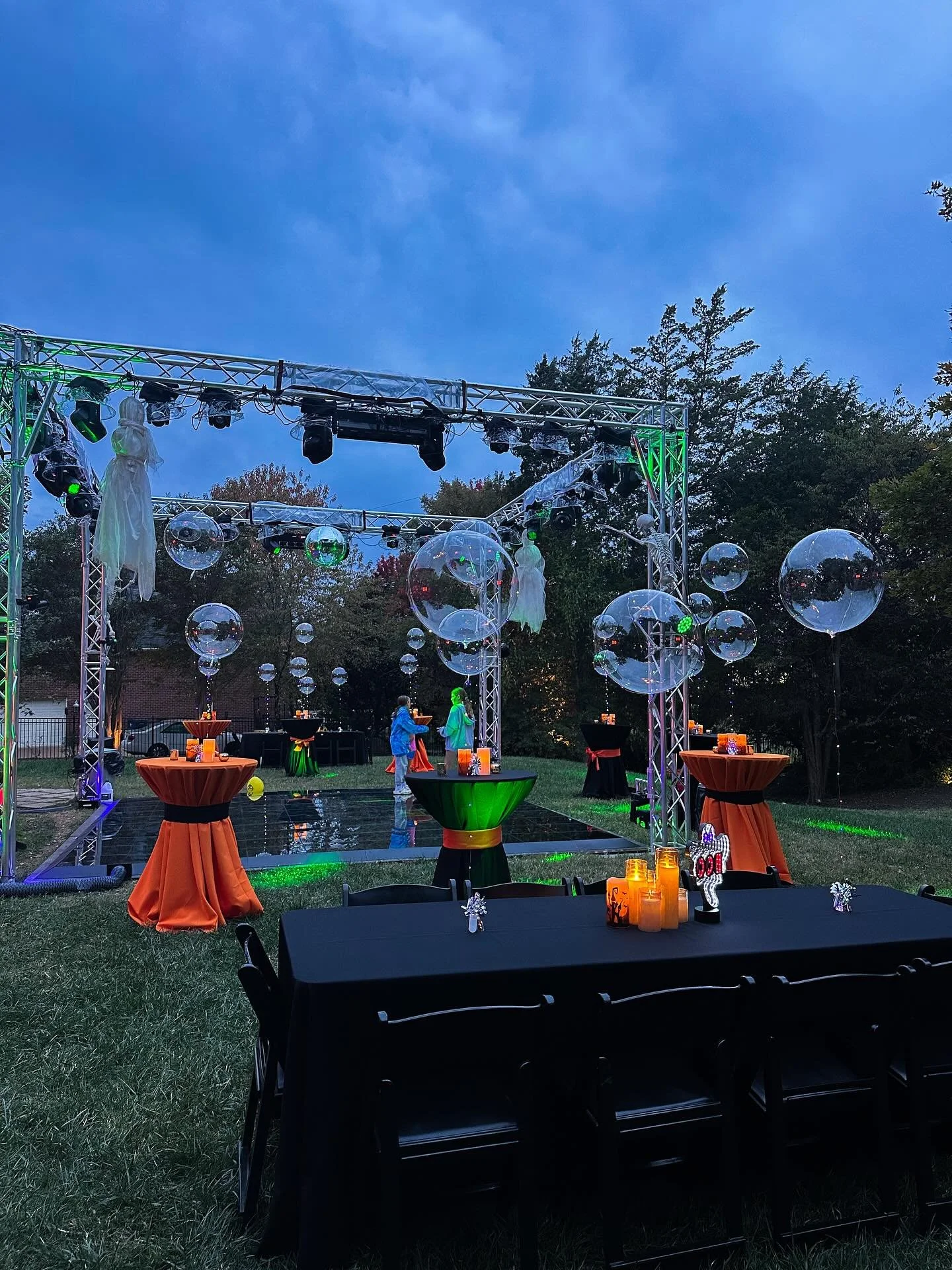 Another moment for these beauties! When it got darker they looked even better!!
.
.
.
.
.
#boboballoons #balloonarch #heliumballoons #heliumbobo #onestoppopdesigns #balloondecoration #uniqueballoons #boboballoonswithlights #lightballoons #nashvilleba