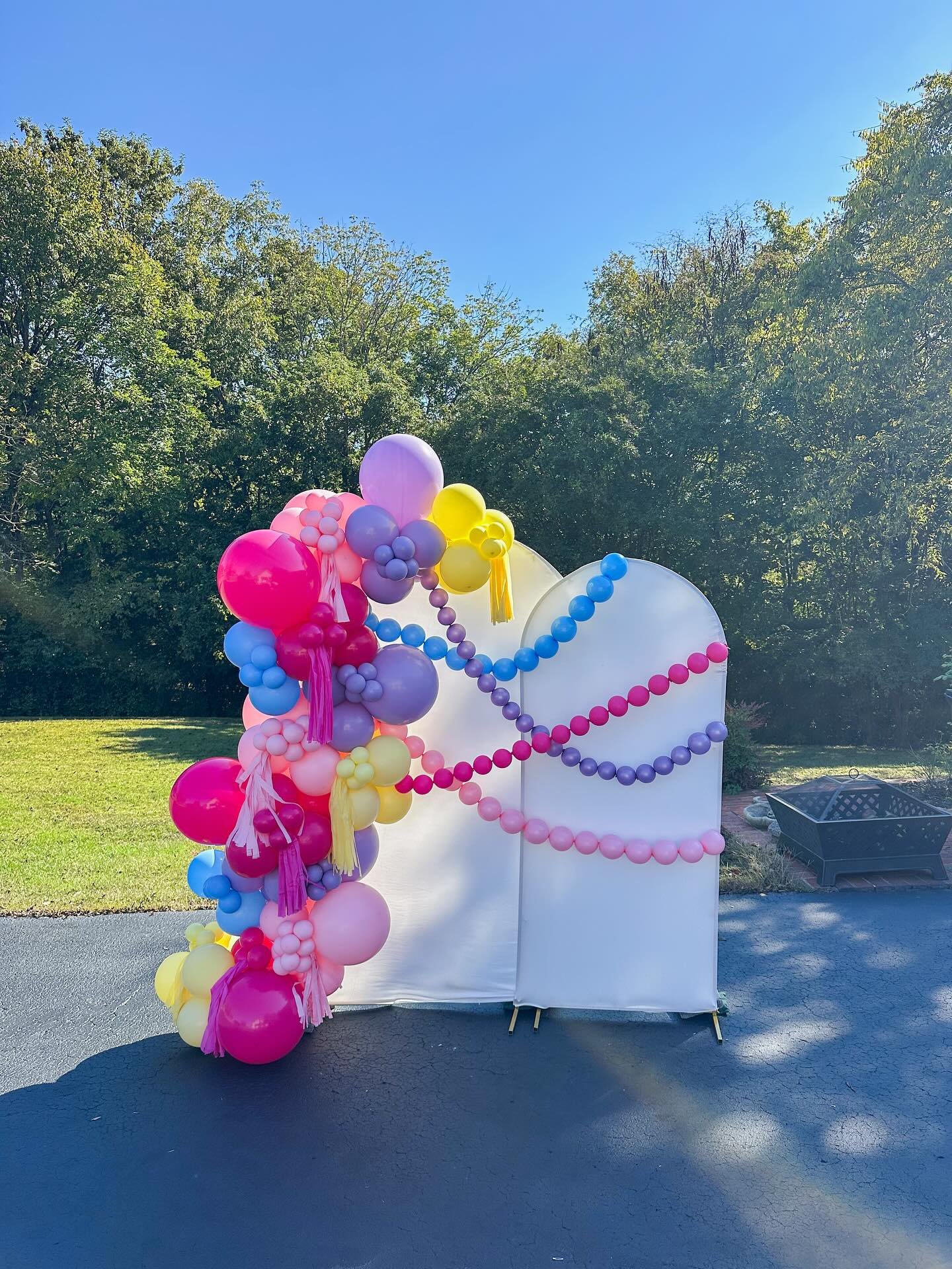 This is your sign to ask for pearls to be added to your next install!
.
.
.
.
.
#linkballoons #quicklinkballoons #linkoloons #brightballoons #onestoppopdesigns #colorfulballoons #partyballoons #birthdayballoons #balloonstylist #balloonart