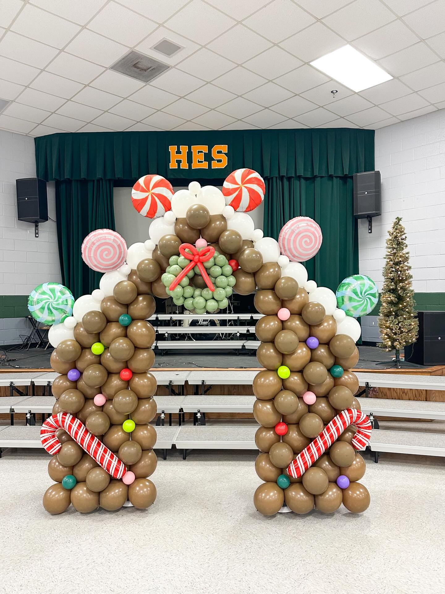 I am pretty dang proud of this!

Such a fun design to create and I hope to do many more in the future!!
.
.
.
.
.
#balloondesigns #gingerbreadballoons #balloonbackdrop #balloonstructure #onestoppopdesigns 

Nashville balloons - holiday balloons - bal