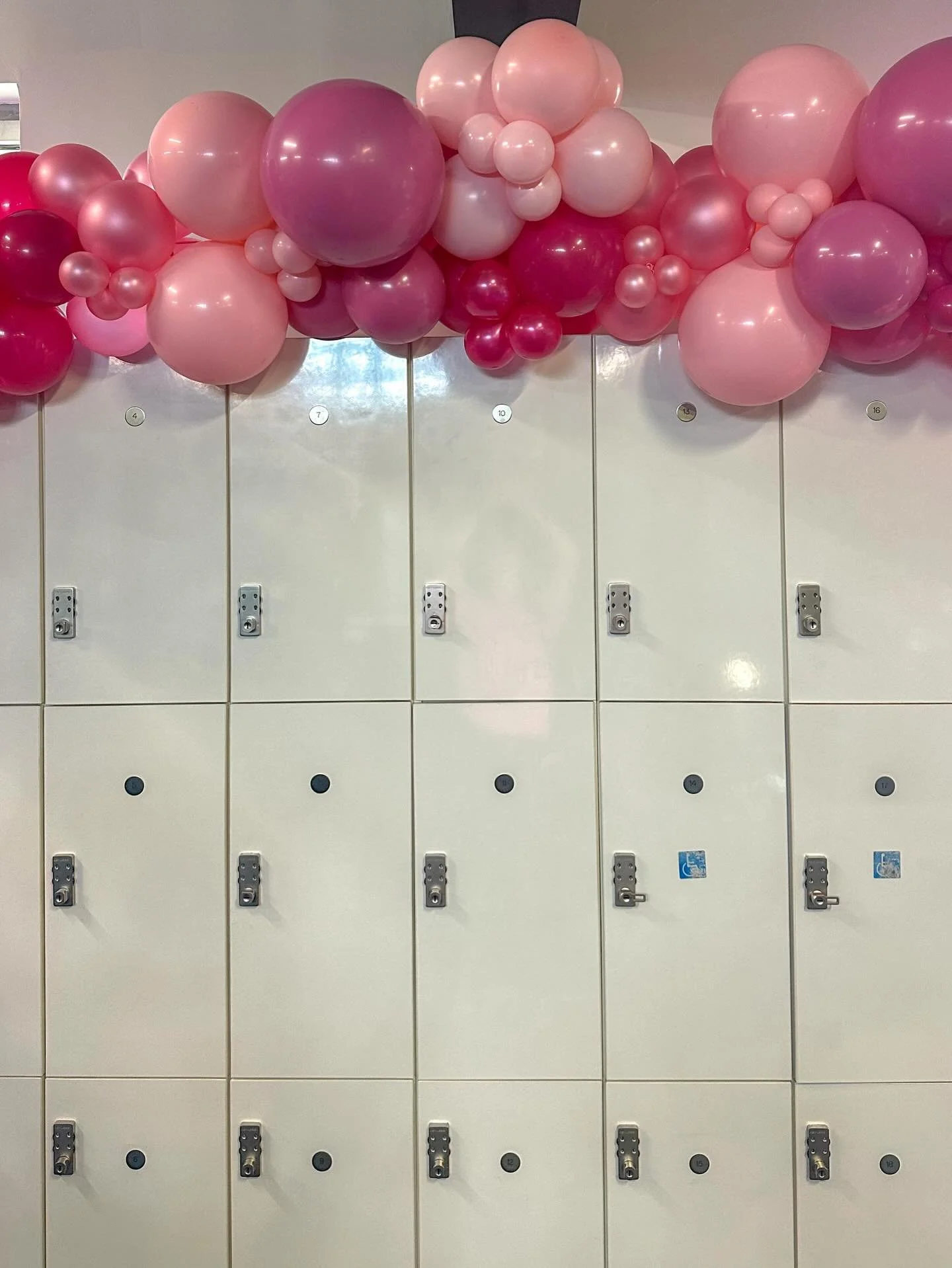 Who says fitness can&rsquo;t be fabulous? Go check out @newdgymtn!
.
.
.
.
.
#pinkperfection #pinkballoons #onestoppopdesigns #girlyballoons #balloongarland