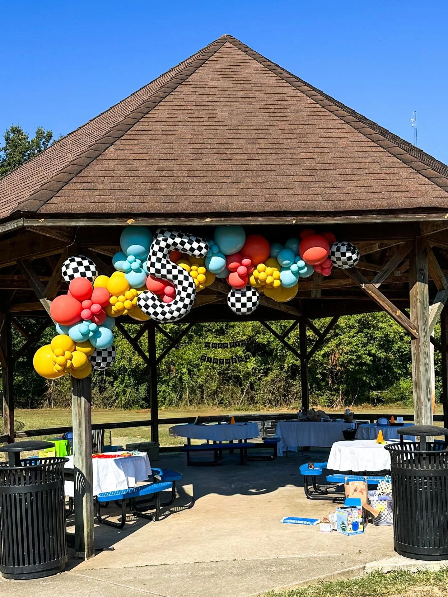 What a vibe to be 5! Hopefully you get to enjoy some sun this weekend!☀️5️⃣🏁
.
.
.
.
.
#balloongarland #retroballoons #birthdaypartyballoons #nashvilleballoonshop #nashvilleballoonartist 

Middle TN Balloons - Local Balloons - Custom Luxury Balloon 