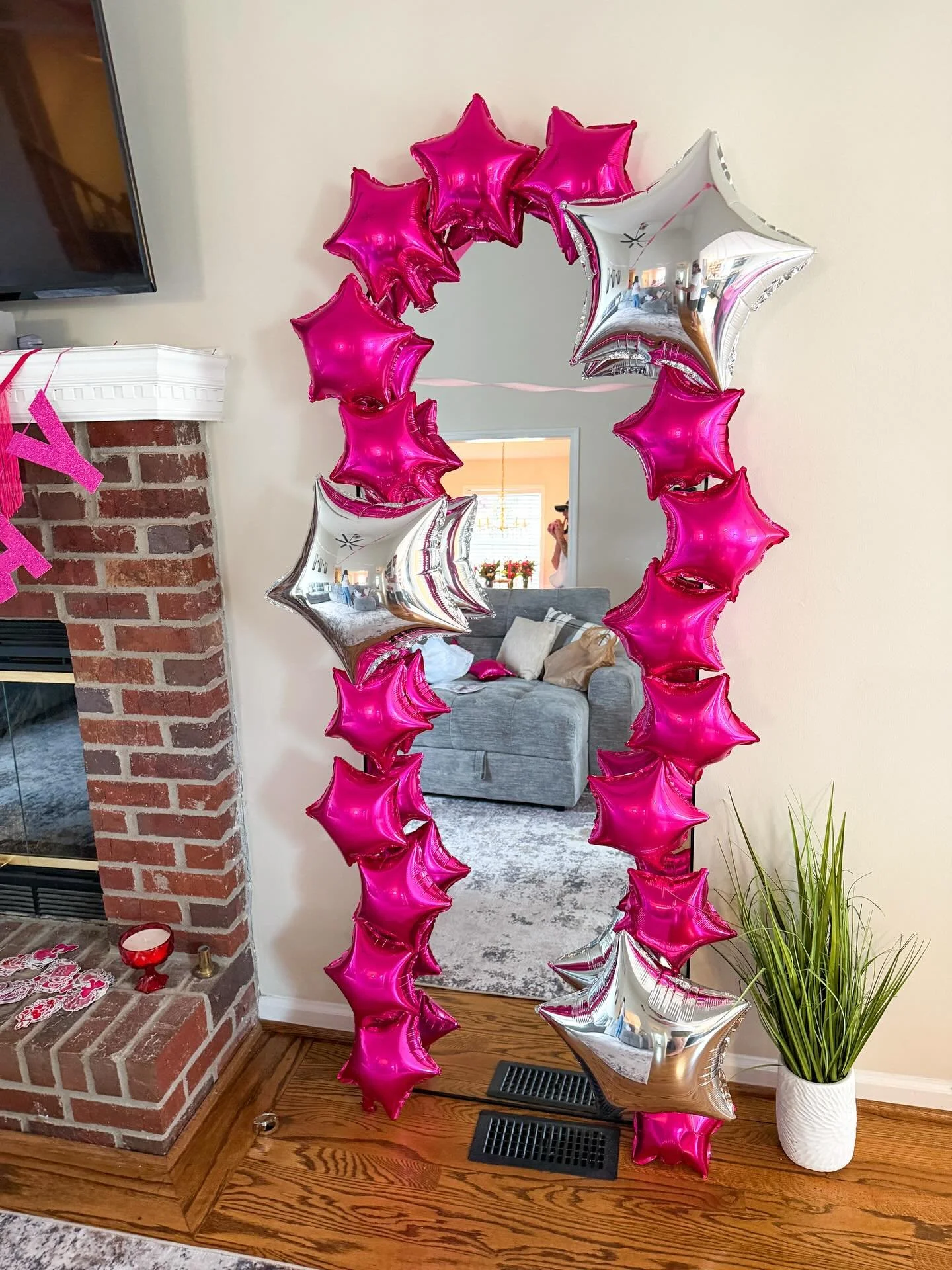 It&rsquo;s so fun to see a vision come to life! This mirror display was a quick and easy way to add some extra pizazz to the space!!
.
.
.
.
.
#birthdayballoons #teapartydecor #barbieballoons #nashvilleballoons #onestoppopdesigns