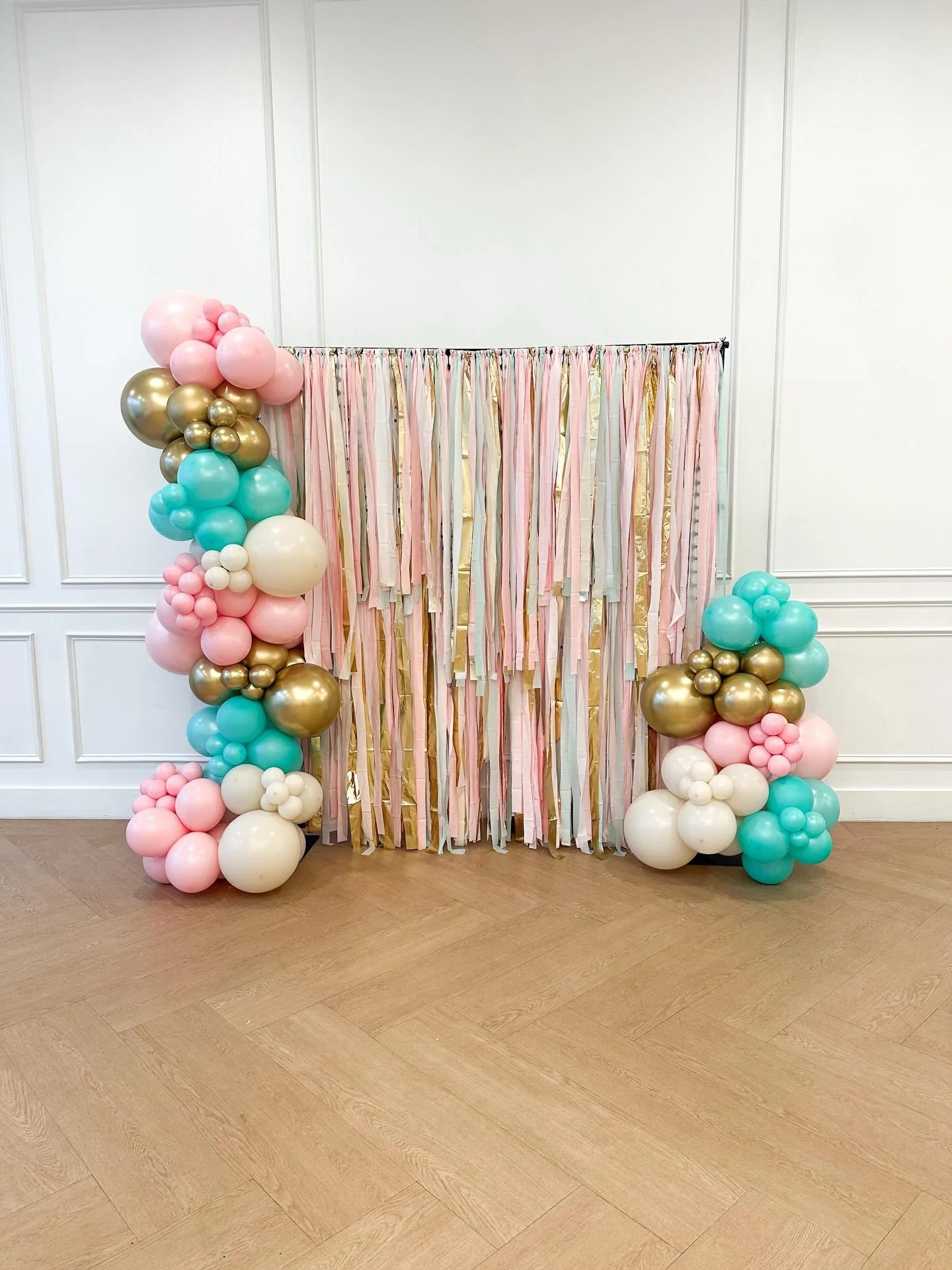 I love when I get to set up in a beautiful space that allows my balloons &amp; backdrops to standout even more!
.
.
.
.
.
#onestoppopdesigns #balloonbackdrop #fringebackdrop #hendersonvilleballoons #customballoondesigns
