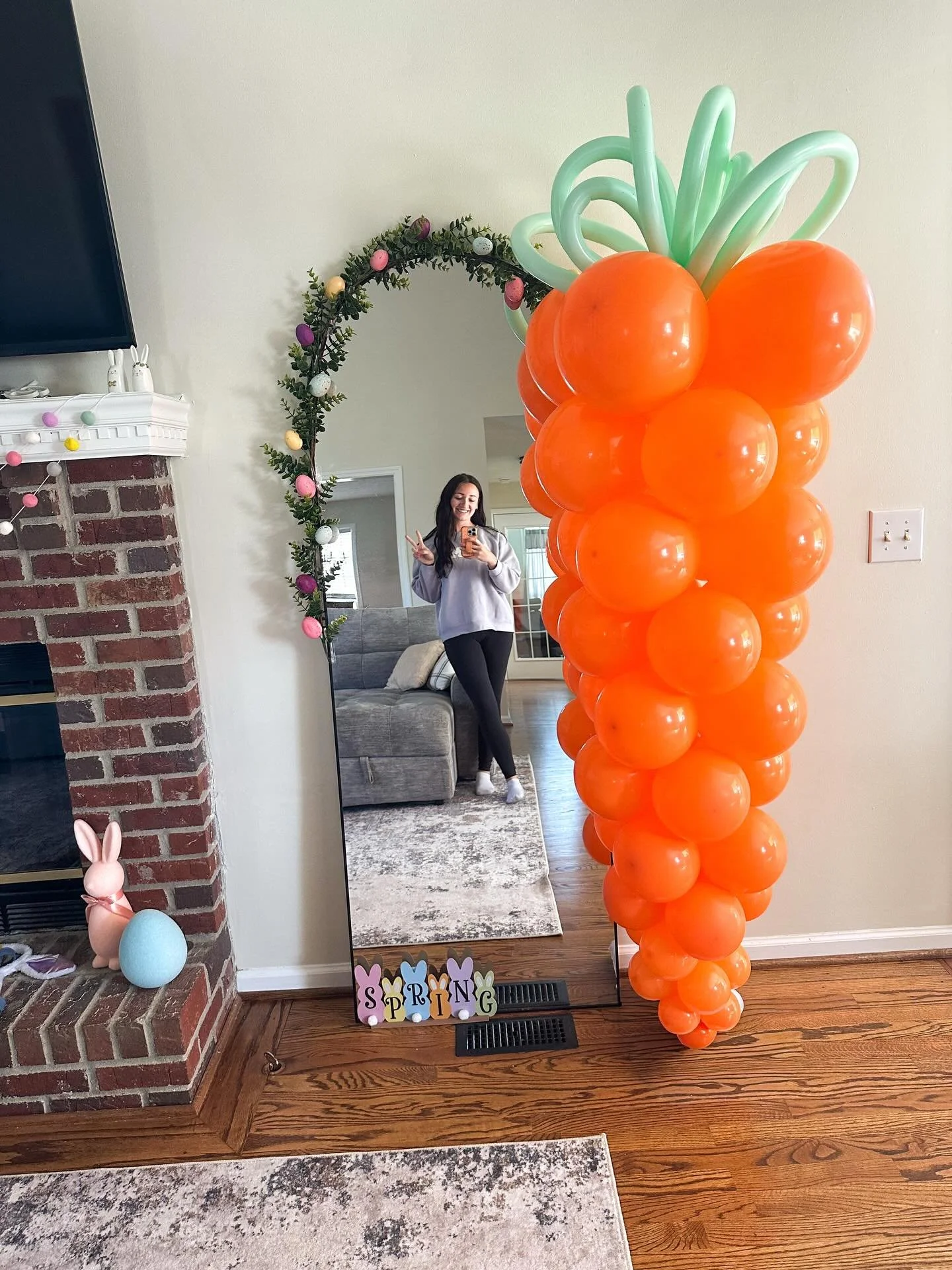 Had to get a living room shot📸
.
.
.
.
.
#ballooncolumn #carrotballoons #easterballoons #springballoons #nashvilleballoons