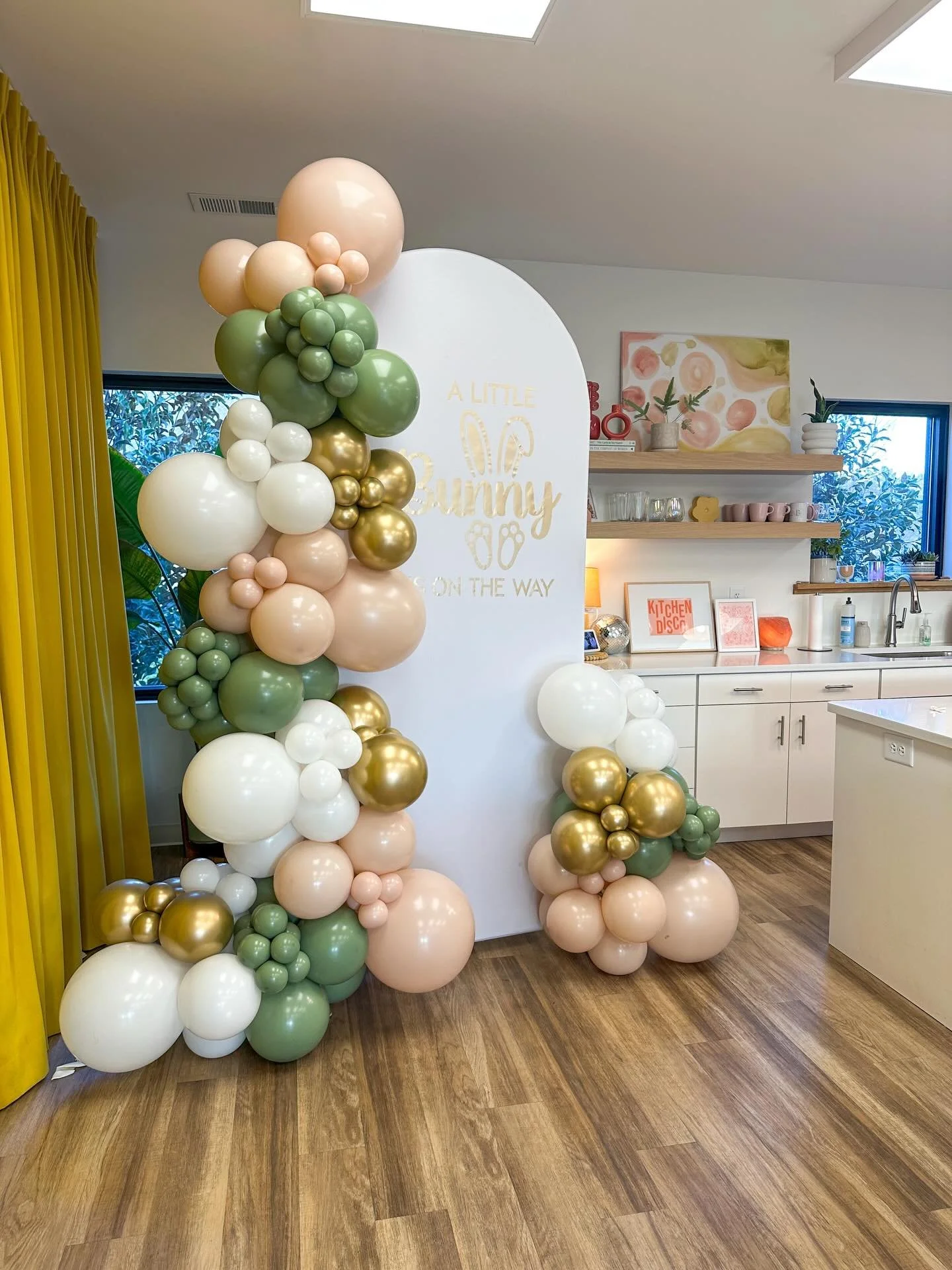 When the balloons and backdrop speak for themselves&hellip;
.
.
.
.
.
#babyshowerballoons #onestoppopdesigns #springballoons #bunnyballoons #balloonbackdrop