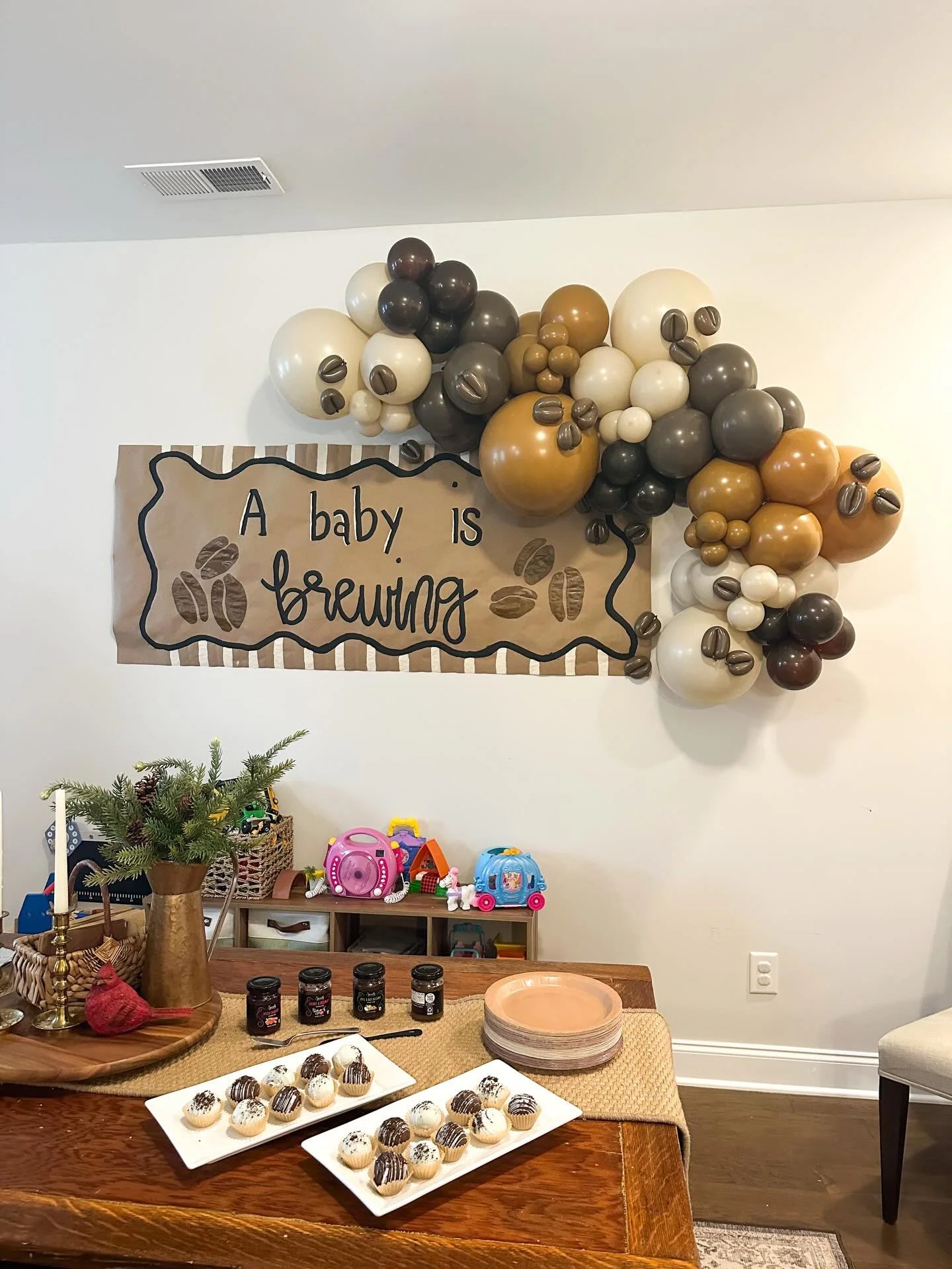 A baby is (was😝) brewing!
.
.
.
.
.
#babyshower #ababyisbrewing #nashvilleballoons #onestoppopdesigns #babyshowerideas