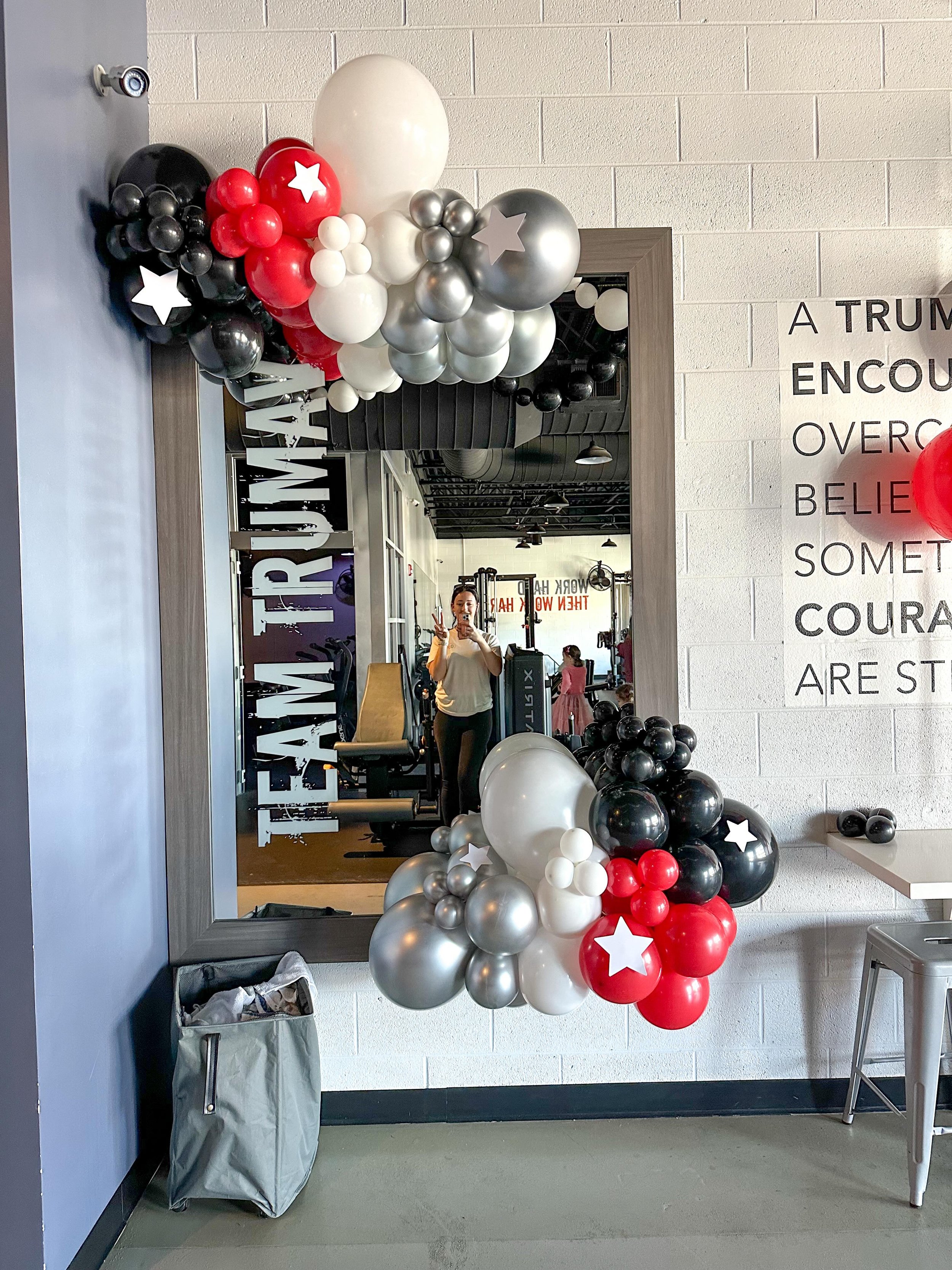 I love when I get to decorate several areas within a space! What&rsquo;s your fav?!
.
.
.
.
.
#nashvilleballoons #eventballoons #balloondesingns #customballoons #gymballoons