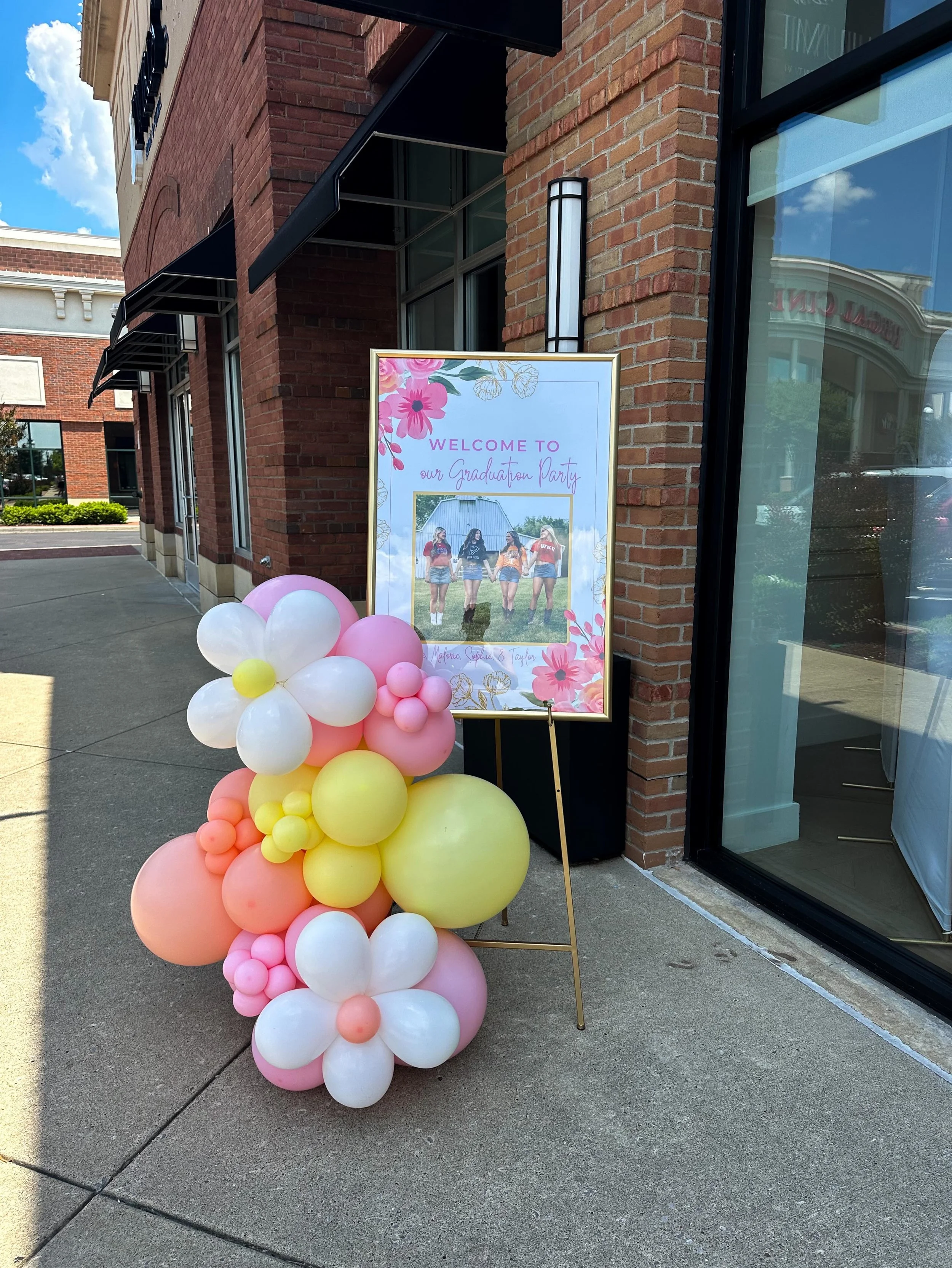 An entrance easel with balloons is always a good idea! Scroll to see how beautiful this fun grad party set up is!!🌸🌻🌺