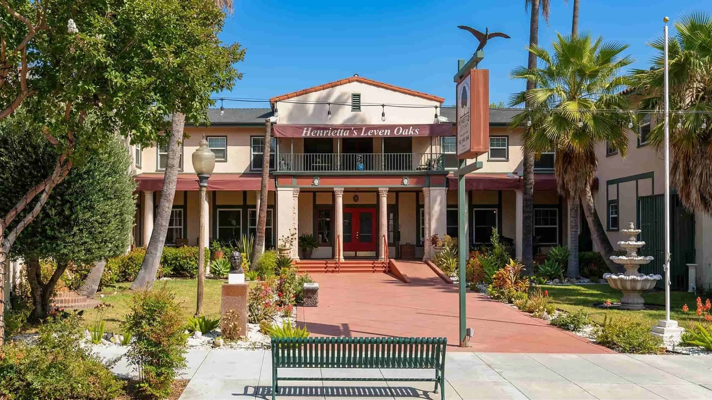 Henrietta’s Leven Oaks