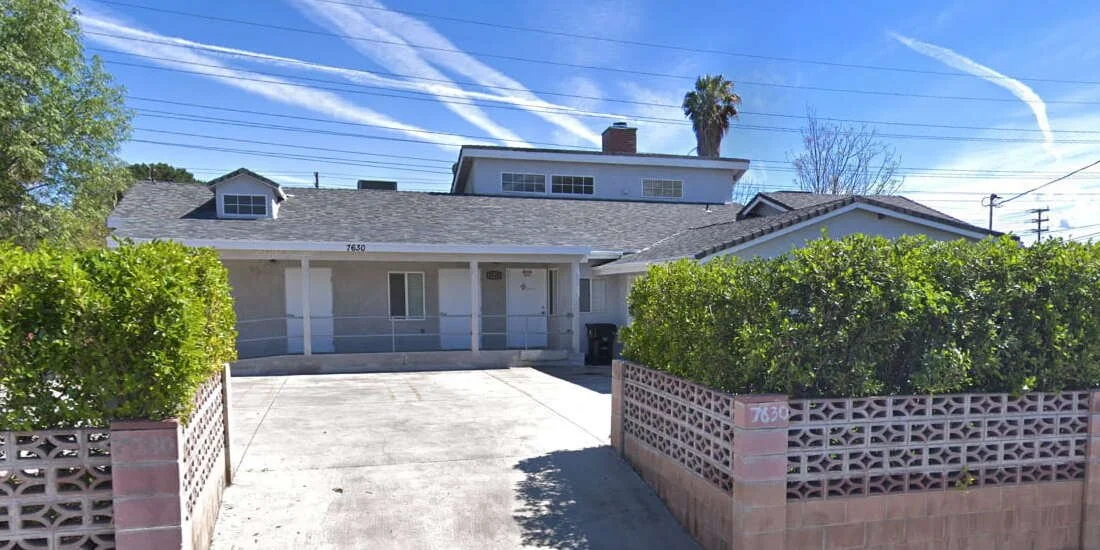 Exterior view of the Best Years Assisted Living residential facility in Reseda, CA, featuring an accessible entrance for seniors who benefit from personalized care and concierge medicine doctor visits.