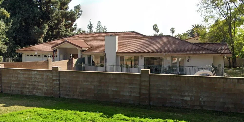 Exterior view of Con Carino Braeburn, a residential senior care home in Altadena that provides integrated healthcare services, including the ability to facilitate a professional online doctor visit for all residents.