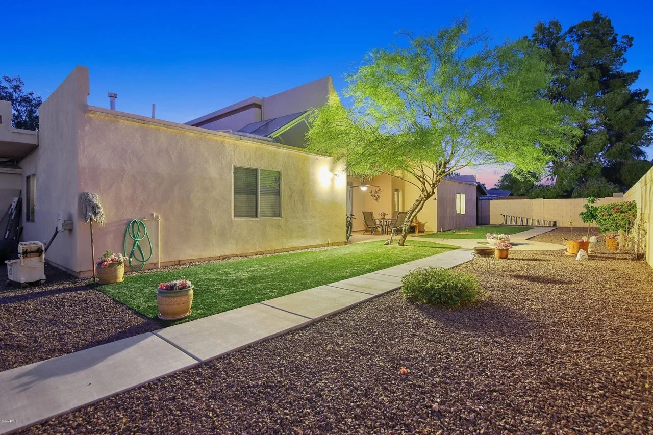 Beautiful outdoor yard at Desert Home of Arizona Assisted Living in Scottsdale, AZ, featuring a peaceful patio area, greenery, and comfortable seating for relaxation and outdoor enjoyment.