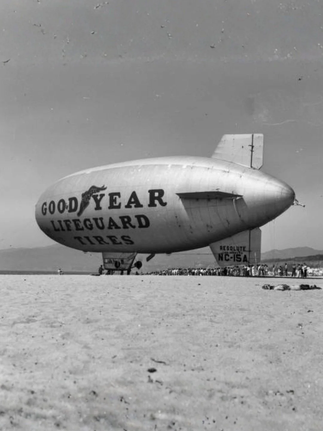 Did the Goodyear Blimp really land on the beach&hellip; or is this just another conspiracy theory @goodyearblimp? 👀🤔

The last time it happened was 1940.
Now&hellip; history has officially repeated itself. ✈️🔥

The Goodyear Blimp has landed &mdash