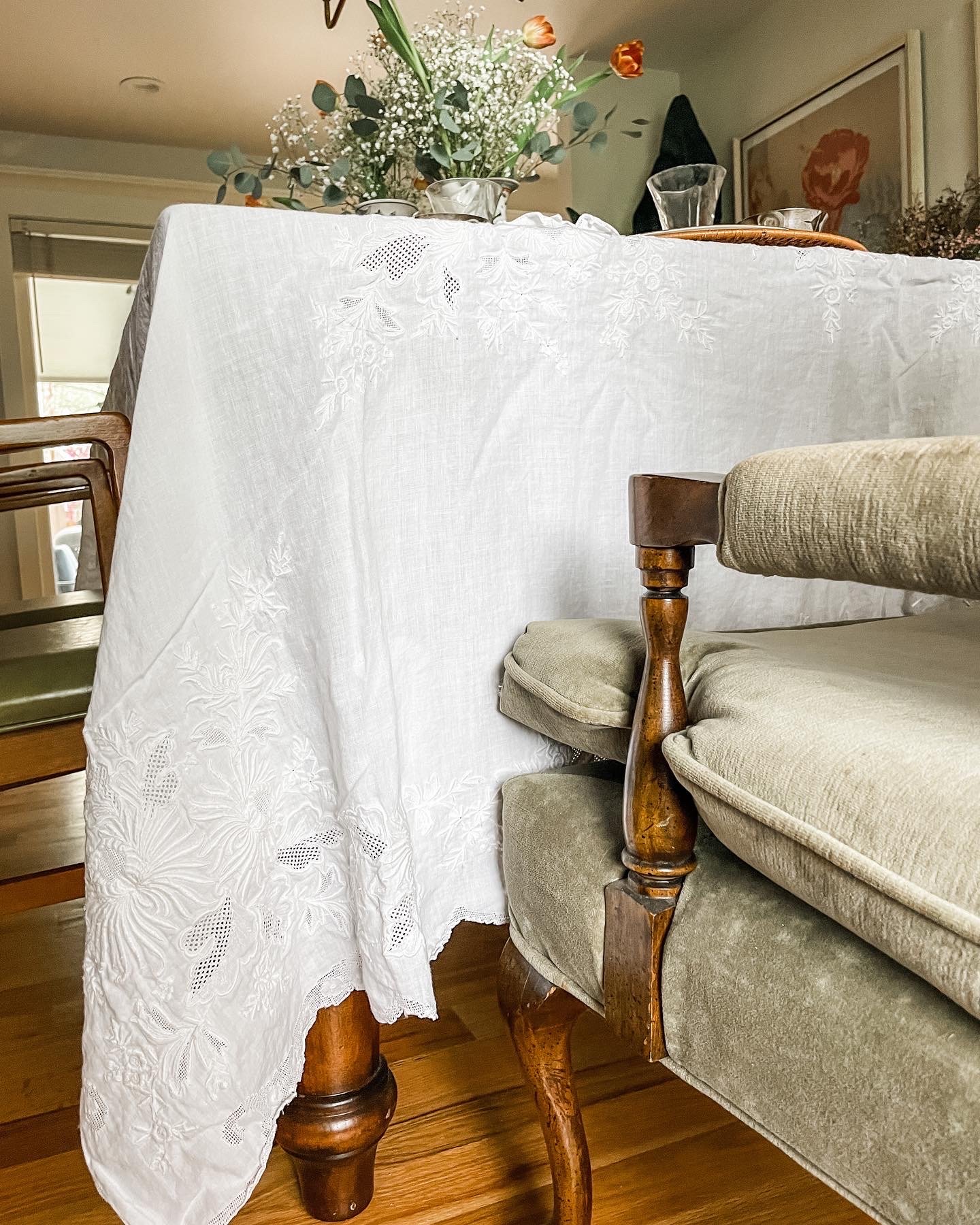 White Linen &amp; Lace Tablecloth