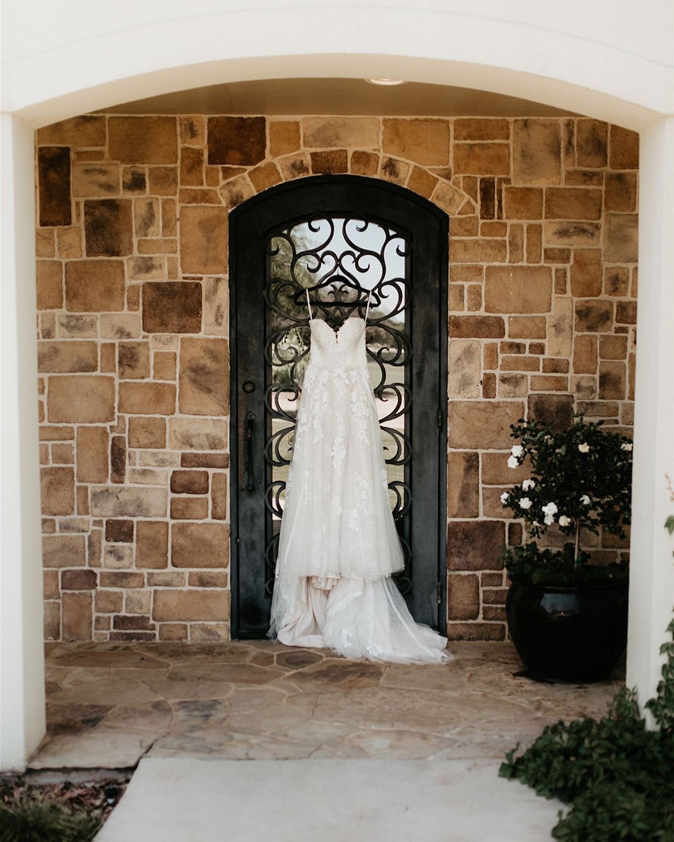 The perfect backdrop for the perfect dress ✨
⠀⠀⠀⠀⠀⠀⠀⠀⠀
#tuscanoaks #tuscanoakswedding #texasweddings #dallasfortworthweddings #texasvenue 
#texasbride #dfwwedding #weddinginspiration #potd #venueinspo #venueinspiration
